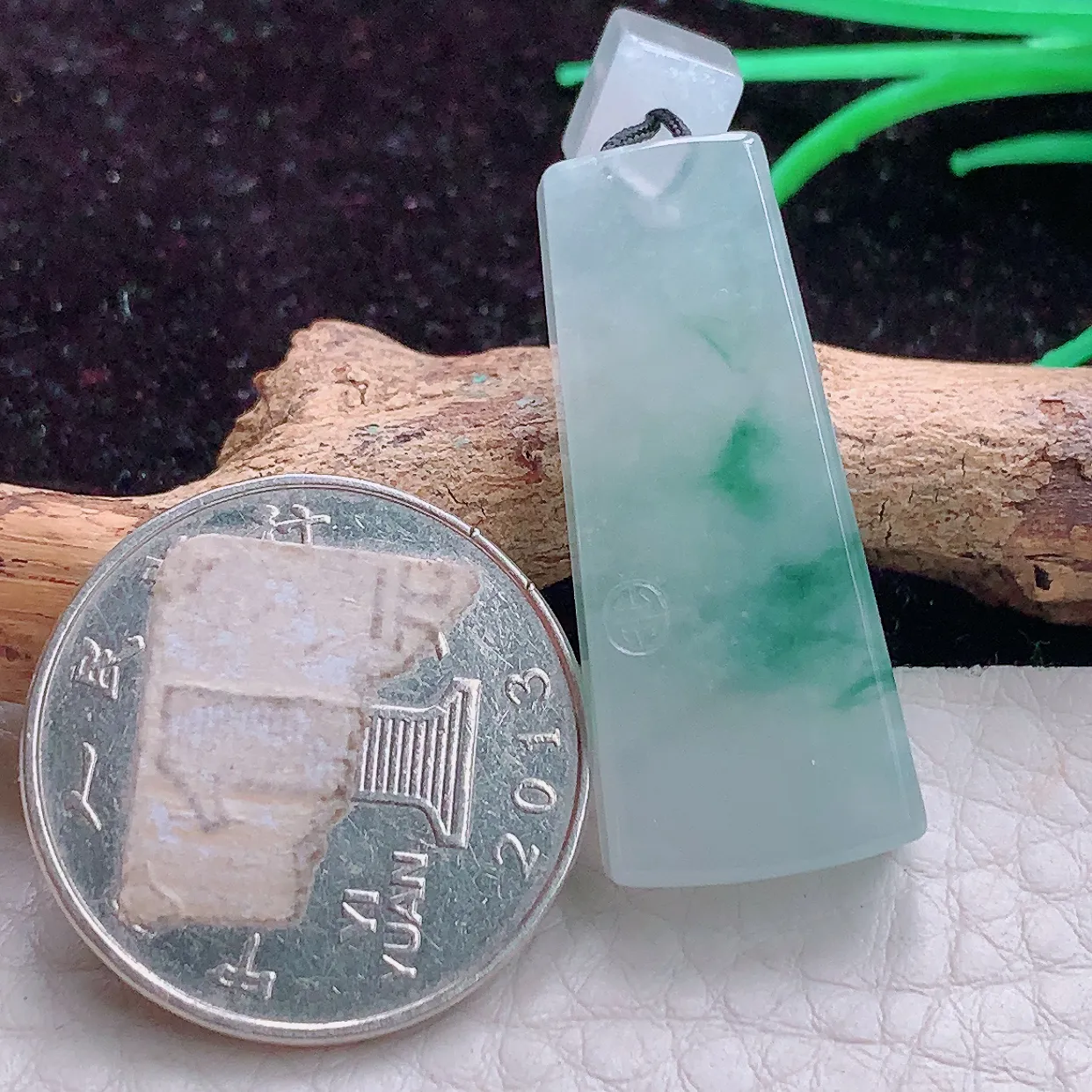 实拍f9缅甸翡翠A货冰胶飘花女款平安无事牌 素衣牌玉吊坠 玉挂件33*14*6mm