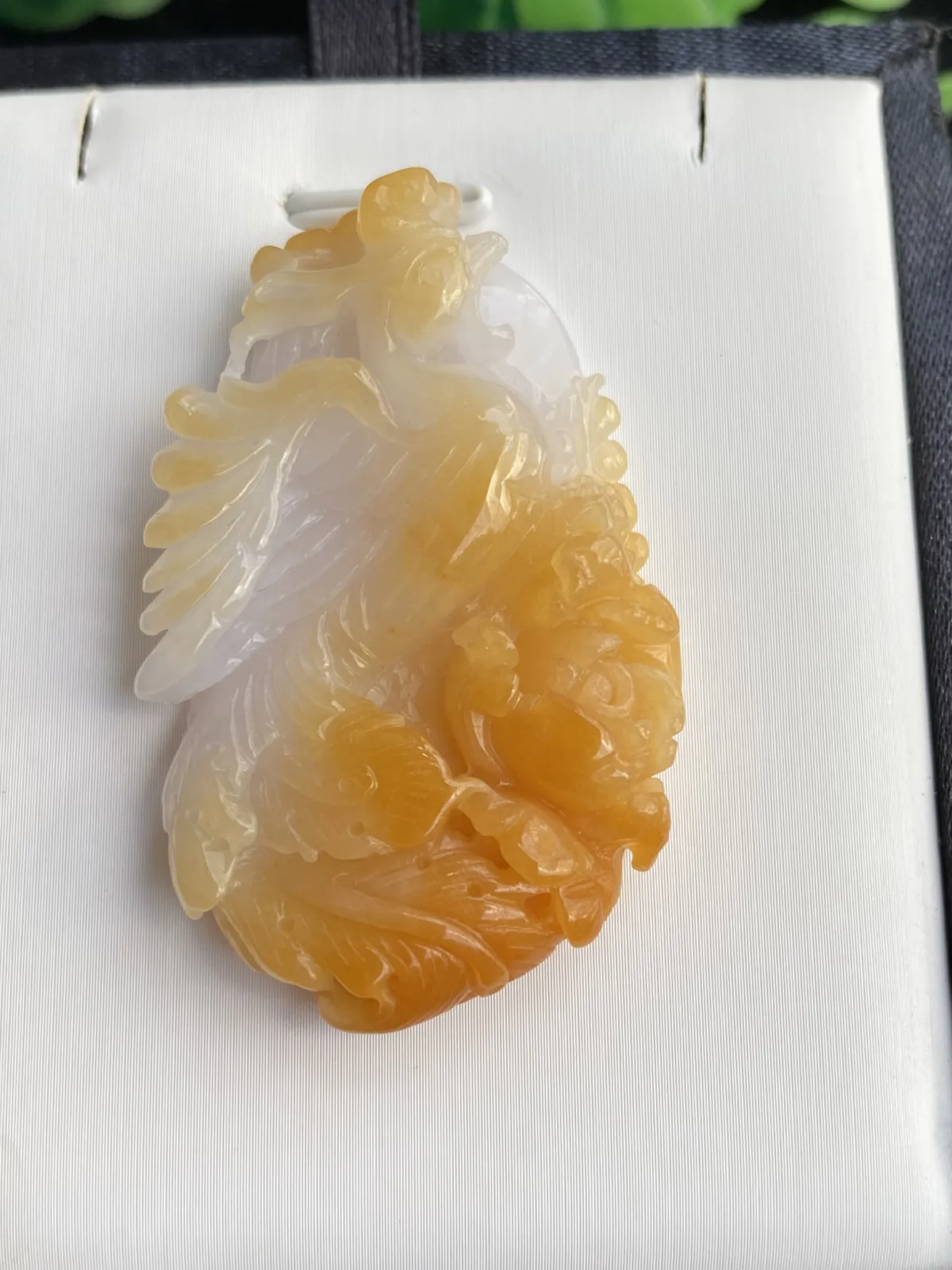 推荐【黄翡凤凰‍】百鸟朝凤，凤凰于飞，鸡油黄带淡淡的紫，水润，种老，品相佳，望女成凤，给孩子的成人礼是很不错的选择与期望，超值～～