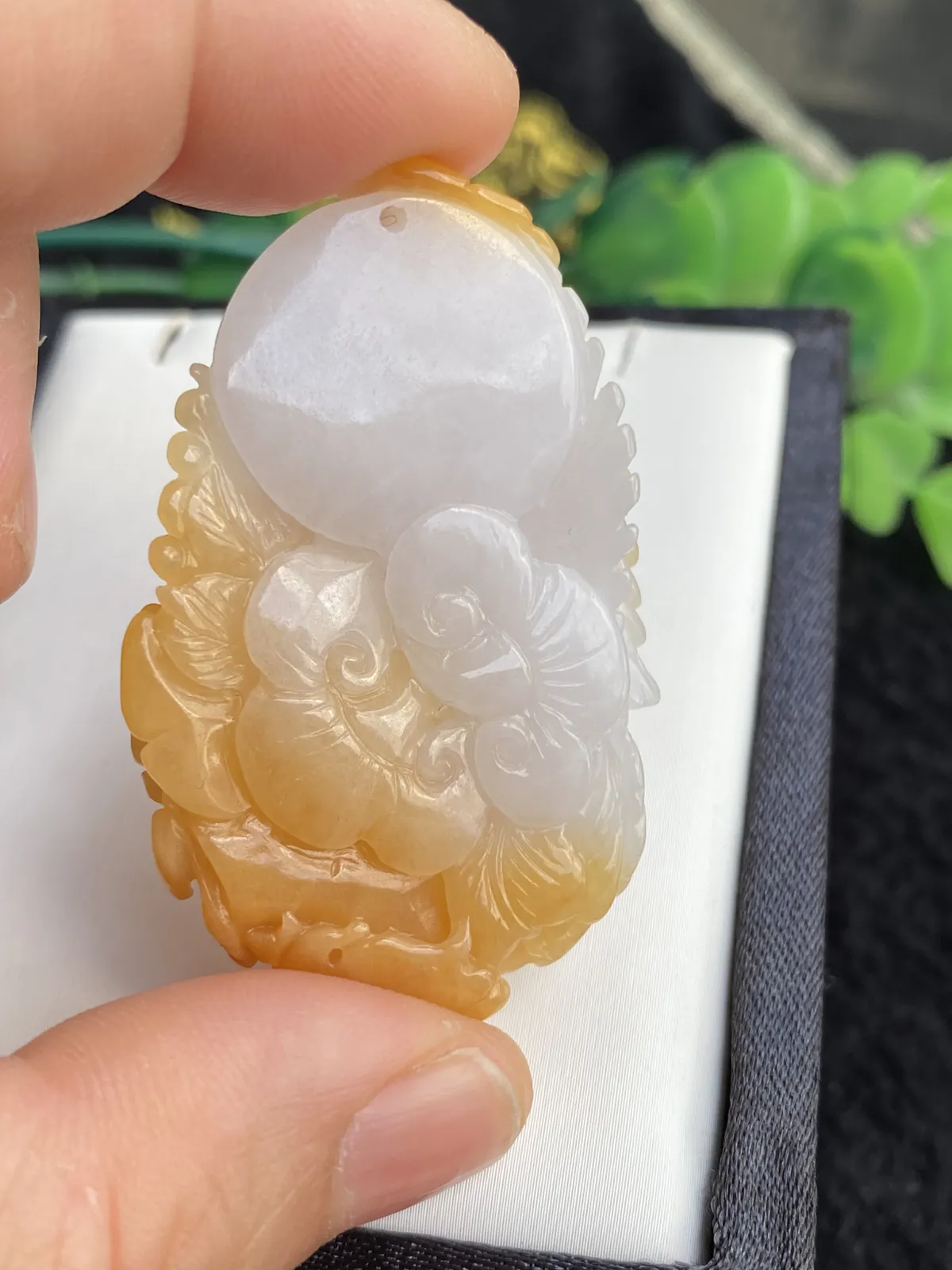 推荐【黄翡凤凰‍】百鸟朝凤，凤凰于飞，鸡油黄带淡淡的紫，水润，种老，品相佳，望女成凤，给孩子的成人礼是很不错的选择与期望，超值～～