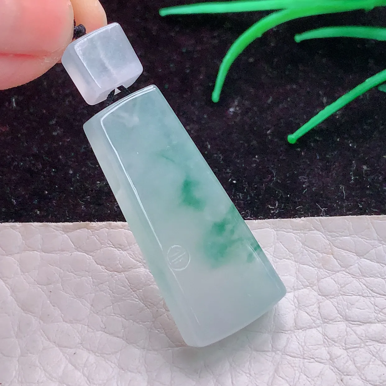 实拍f9缅甸翡翠A货冰胶飘花女款平安无事牌 素衣牌玉吊坠 玉挂件33*14*6mm