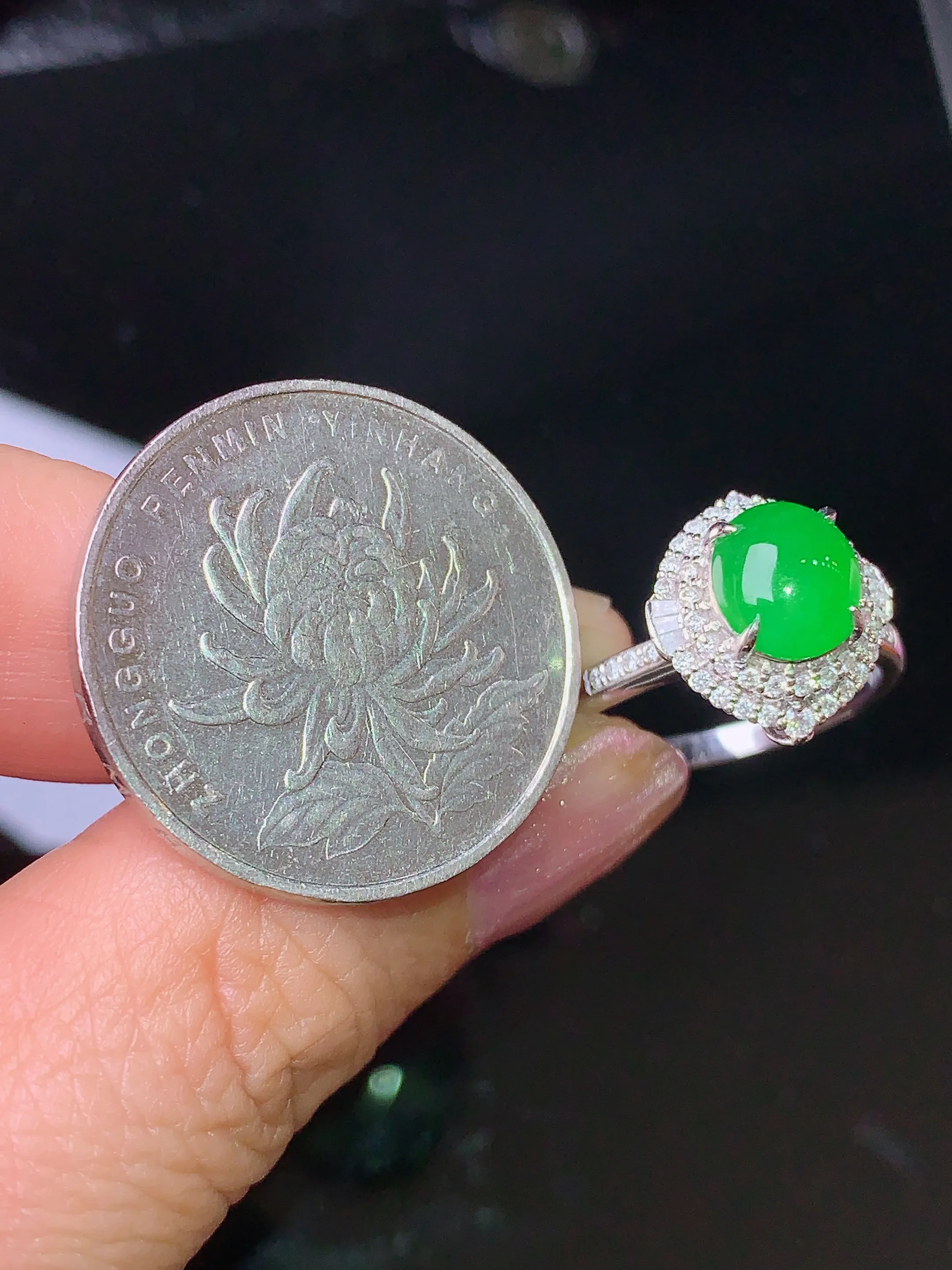 18k金钻镶嵌翠绿蛋面戒指 玉质细腻 色泽清新艳丽 圈口14.5 整体尺寸13*12*10.5