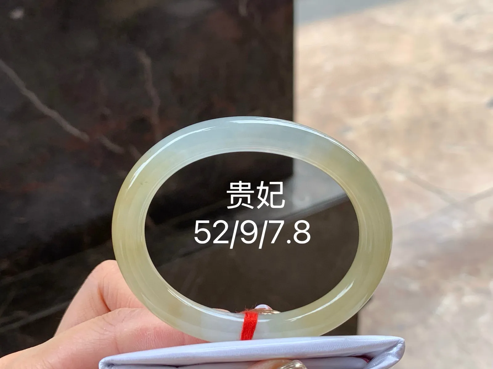 冰黄细圆条贵妃镯，种好水足，52/9/7.8mm