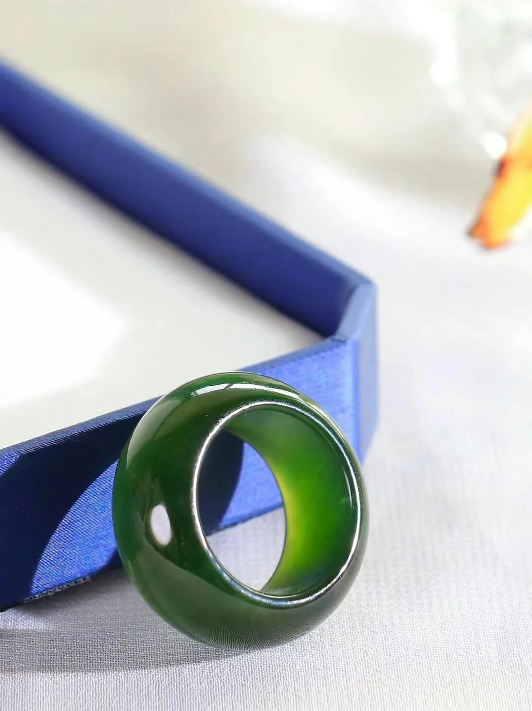 【玉见倾心.戒指】

精品和田玉碧玉猫眼戒指 玉质细腻温润，油性十足。几经花落去，无可奈流年。如果我是一株小菊花，那一定会开在你必经的路旁，努力绽放最美的花蕾，只为等待你惊鸿一瞥的温柔。重10克 尺寸17.6-12.3-5mm O78301144A