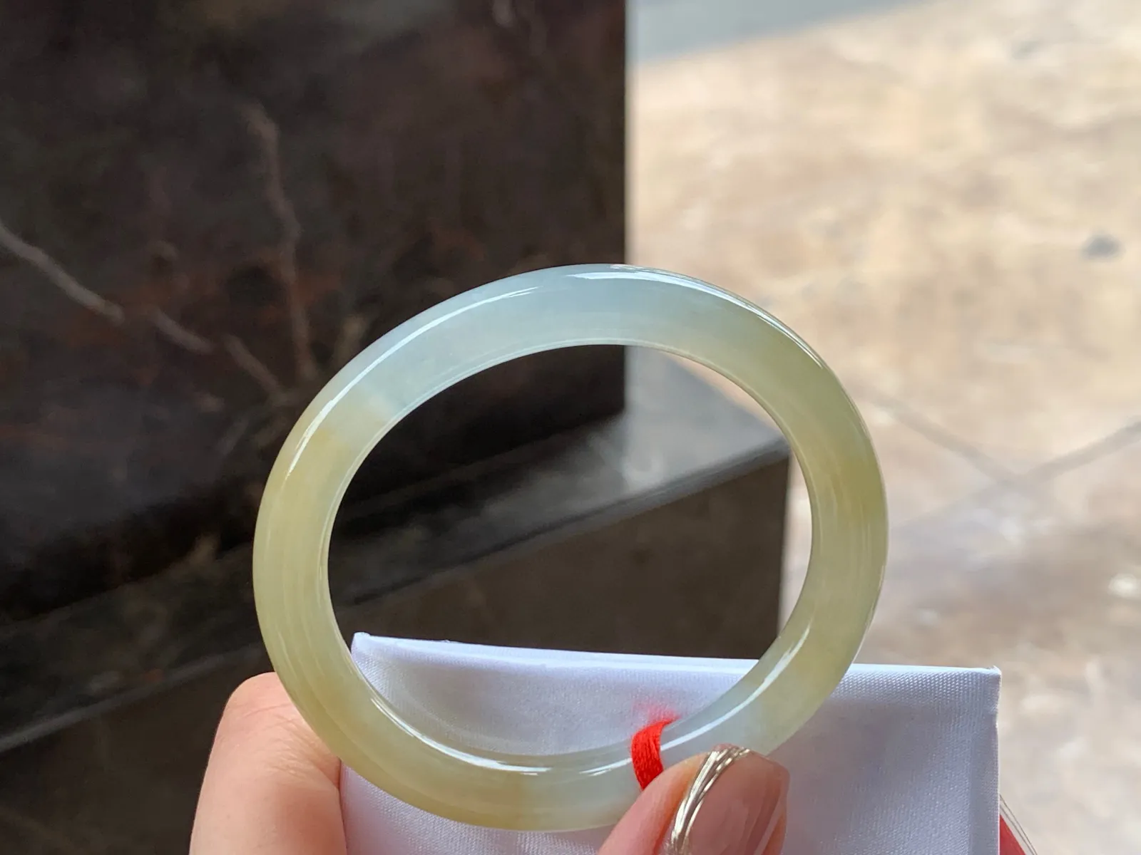 冰黄细圆条贵妃镯，种好水足，52/9/7.8mm