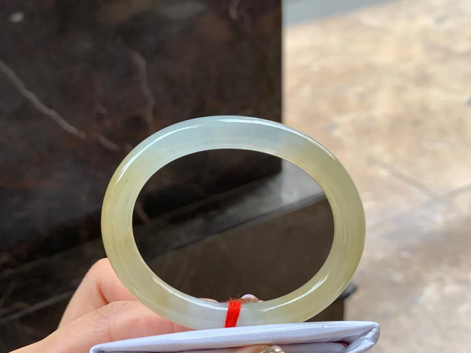 冰黄细圆条贵妃镯，种好水足，52/9/7.8mm