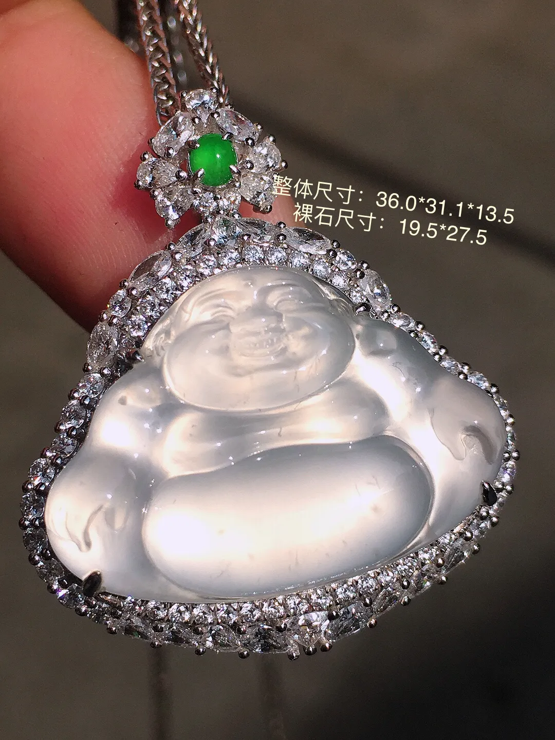 冰种佛公吊坠，玉质细腻，荧光感超
强，饱满水润，气质满满。18k
金豪华镶嵌