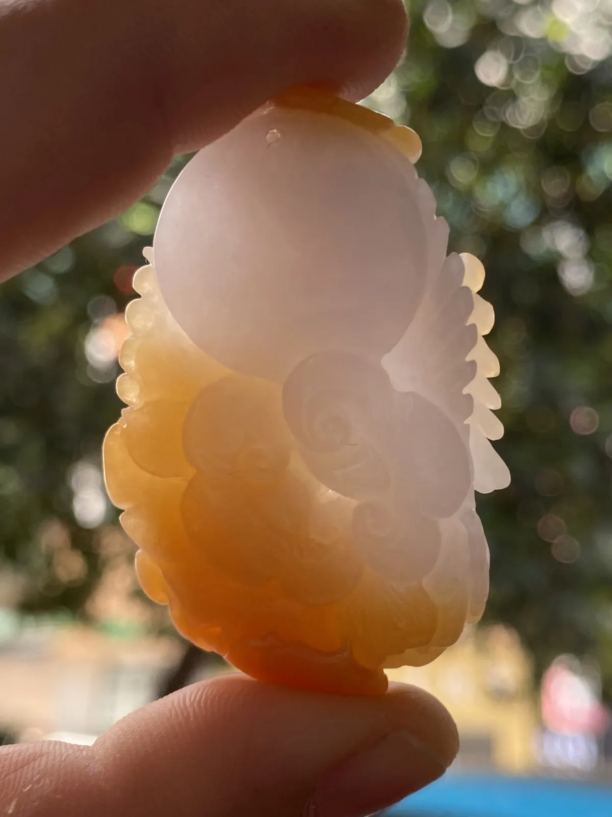 推荐【黄翡凤凰‍】百鸟朝凤，凤凰于飞，鸡油黄带淡淡的紫，水润，种老，品相佳，望女成凤，给孩子的成人礼是很不错的选择与期望，超值～～