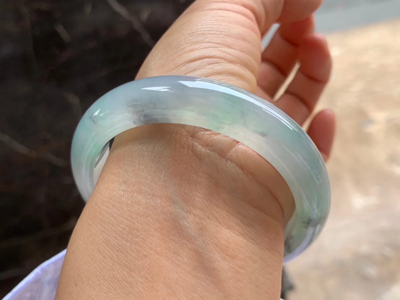 58-13-8.5mm
冰种乌鸡飘花手镯 水润冰透 特色镯气质