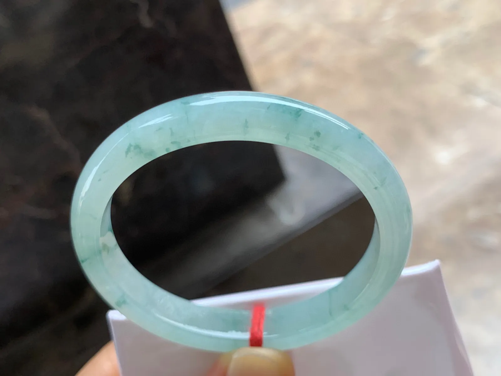 54-9.5-6.5mm
冰种飘花贵妃手镯 水润清爽 正圈52可戴