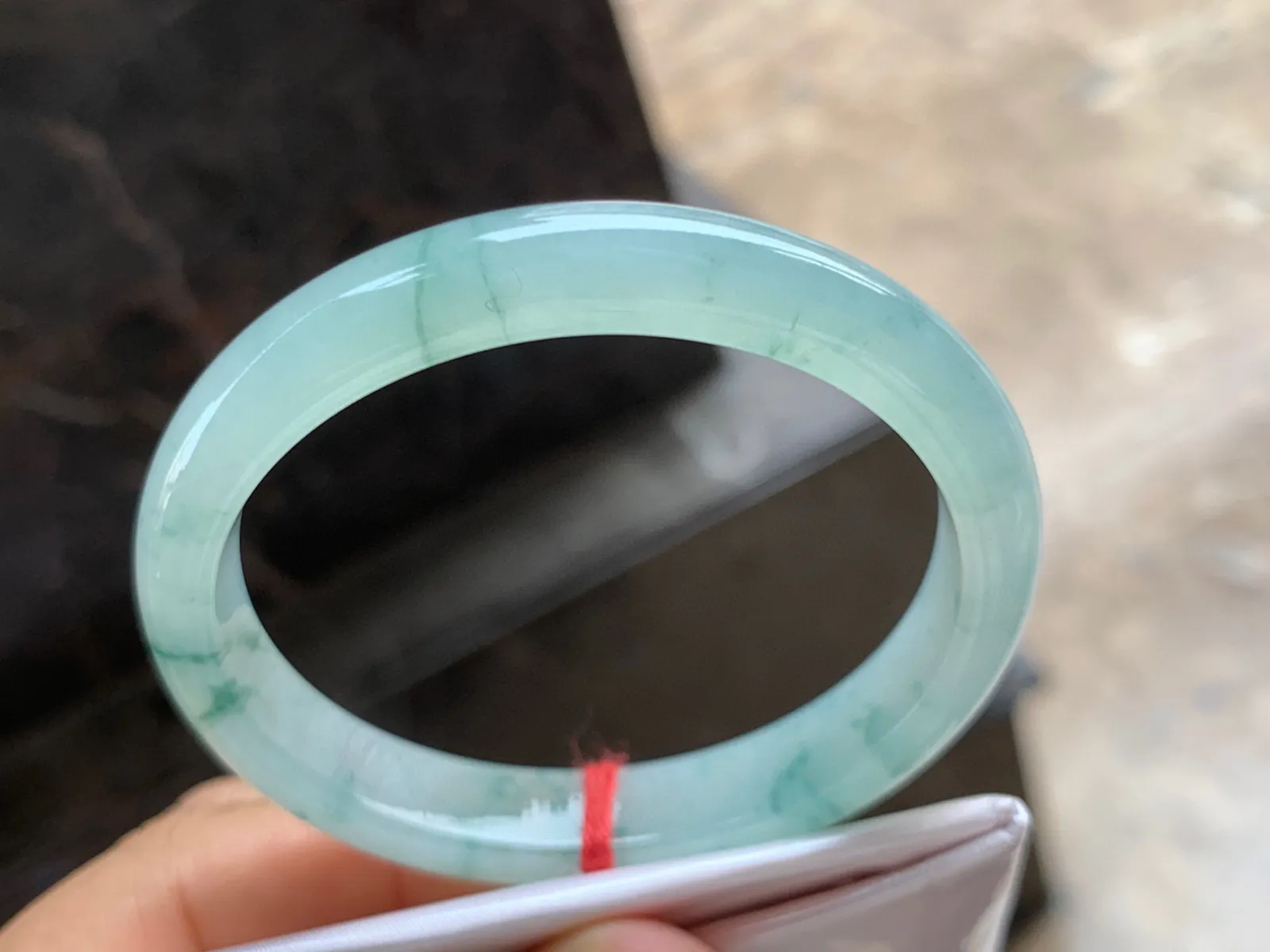 54-9.5-6.5mm
冰种飘花贵妃手镯 水润清爽 正圈52可戴