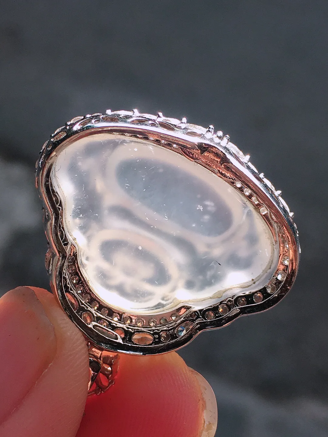 冰种佛公吊坠，玉质细腻，荧光感超
强，饱满水润，气质满满。18k
金豪华镶嵌