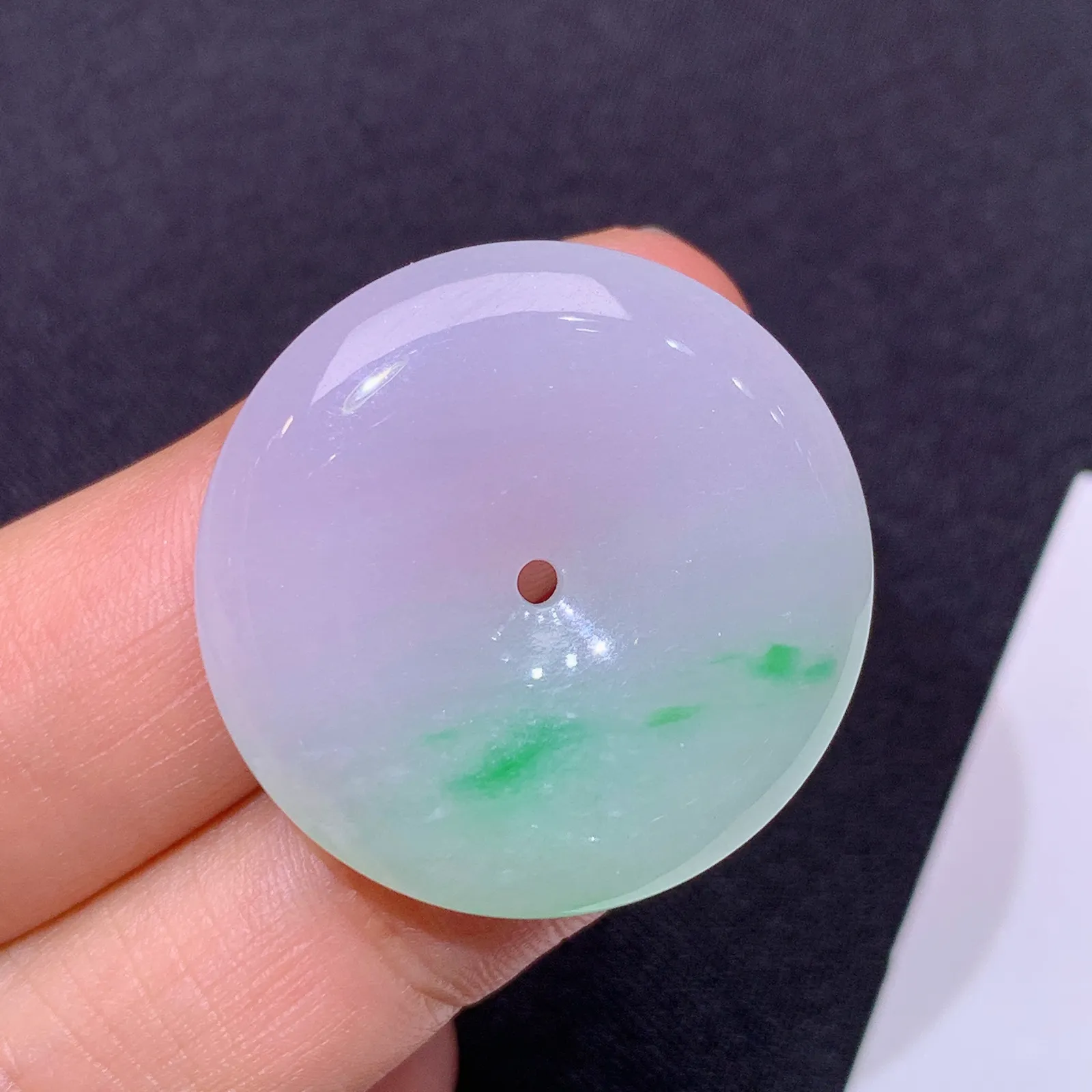 冰飘绿平安扣，冰润色阳，玉质细腻，种水足 尺寸27.6*5.7