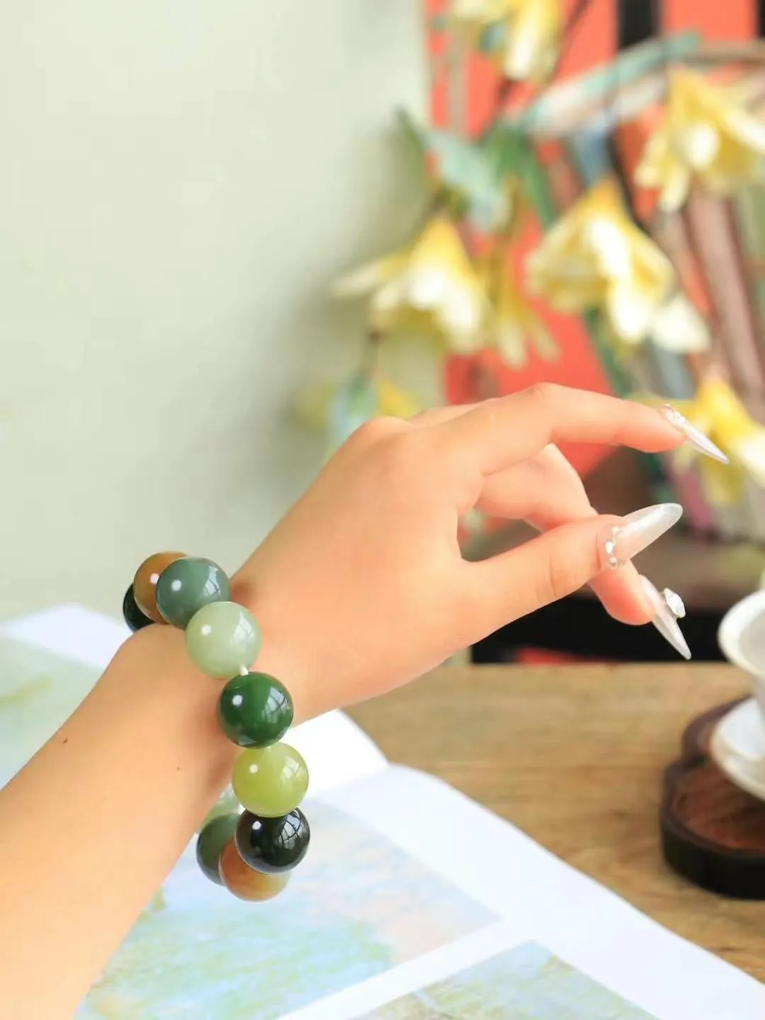 【多宝手串】

精选和田玉多宝手串，每一颗玉石都凝聚自然的灵气与岁月的沉淀，寓意福禄寿喜，守护您的平
