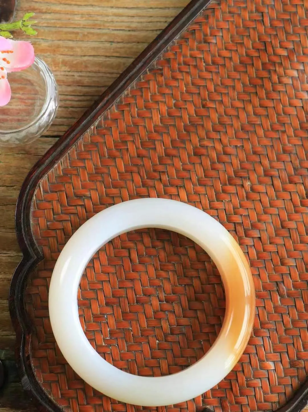 【暖玉生香·手镯】

收藏级臻品和田玉糖白玉手镯，质地油润细腻，色泽高贵典雅，镯型古朴典雅。在诗情画意的雨巷相遇，你是我腕间的一抹风情，有你眸有深情，清风荡漾湖间静水，我愿俯身低眉，在烟波涟漪处，寻你深情倩影。内径56mm尺寸15.3-10.7mm重85.5克fDy-18401614