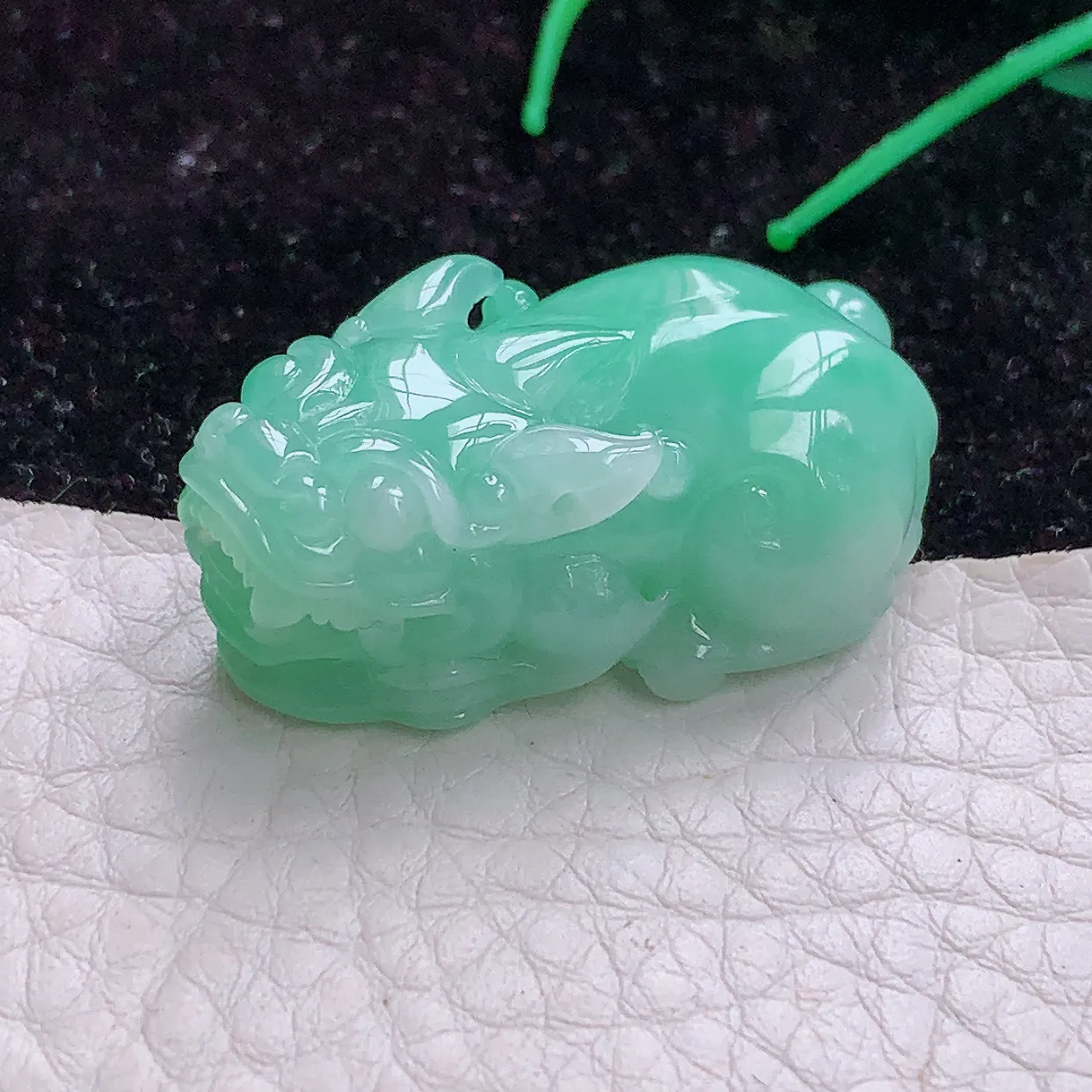 实拍x54 缅甸翡翠A货冰满绿饱满招财貔貅 玉皮休玉吊坠 玉挂件33.8*18.2*13.2mm
