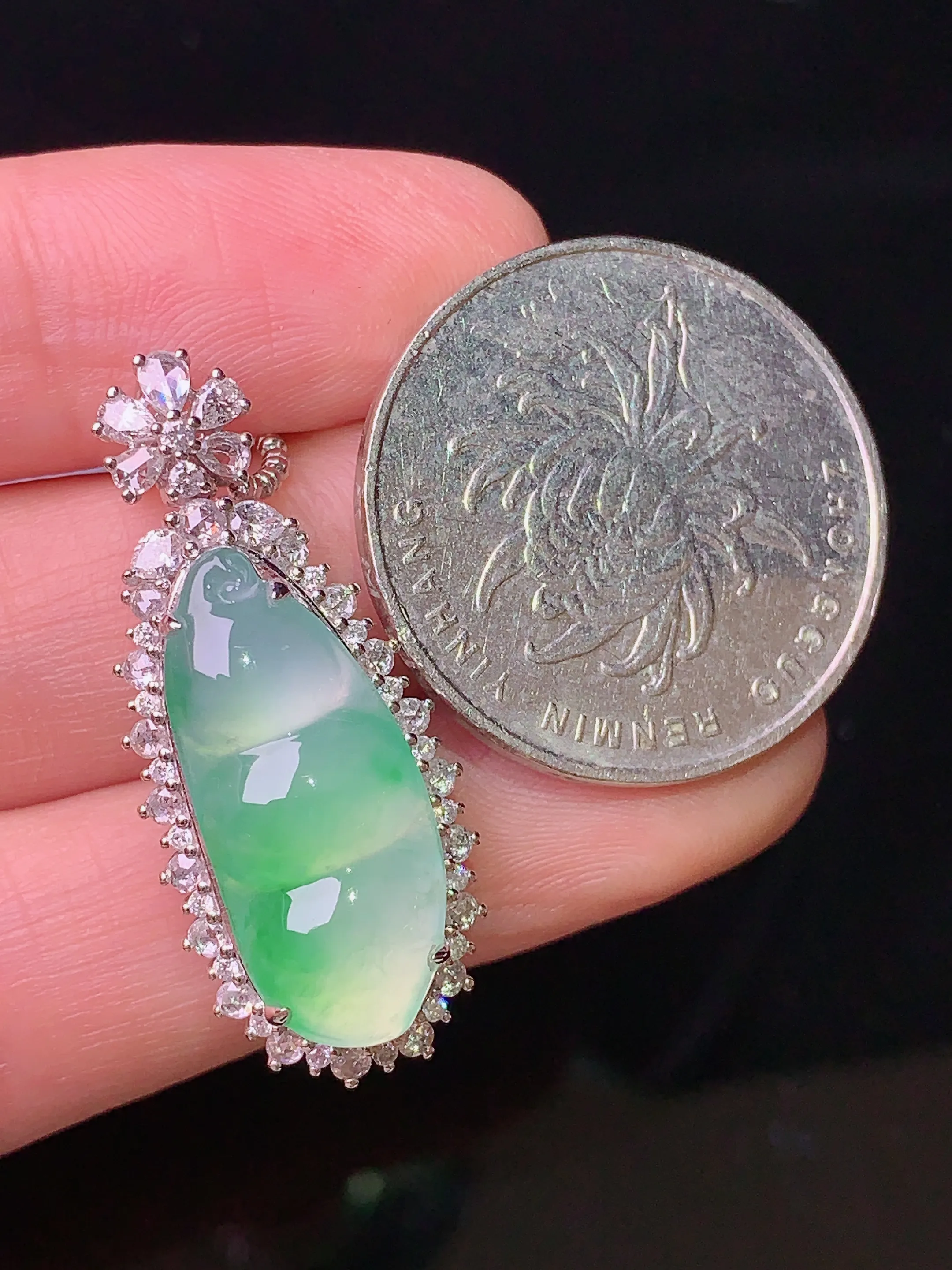 18k金钻镶嵌翠绿四季豆吊坠 玉质细腻 色泽清新艳丽 整体尺寸32.5*13.8*10