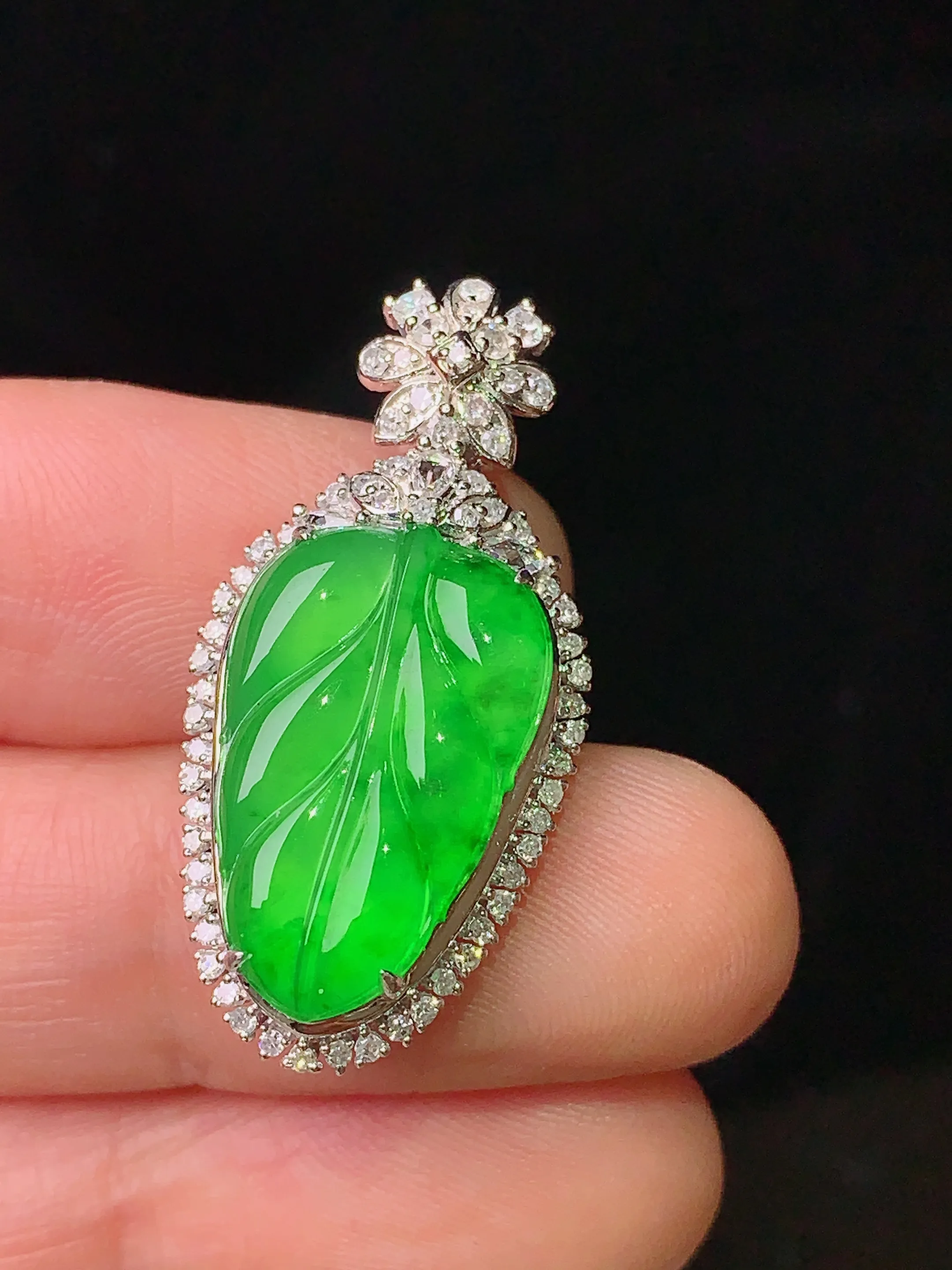 18k金钻镶嵌满绿树叶吊坠 玉质细腻 色泽清新艳丽 整体尺寸30.5*15*7.3