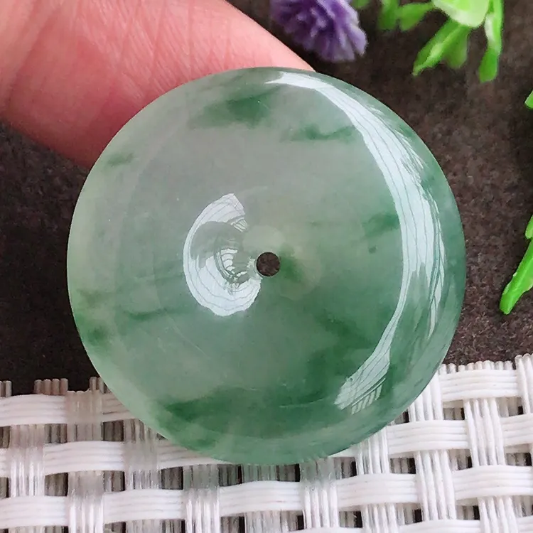 自然光，老坑冰胶果冻飘花平安扣吊坠，玉质细腻，冰莹起胶，色泽鲜美，清秀灵气，优雅气质，尺寸28.5/6.1