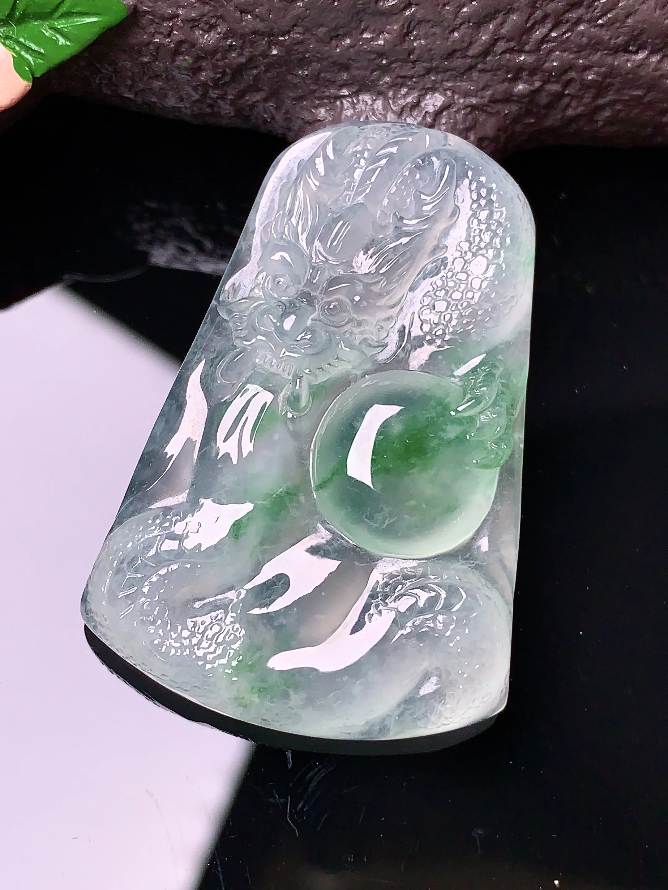 冰种飘绿龙牌吊坠 玉质细腻 色泽清新艳丽 整体尺寸39.8*27.2*6.5