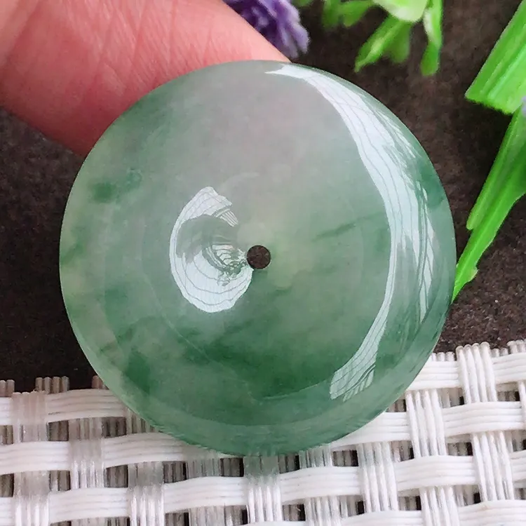自然光，老坑冰胶果冻飘花平安扣吊坠，玉质细腻，冰莹起胶，色泽鲜美，清秀灵气，优雅气质，尺寸28.5/6.1