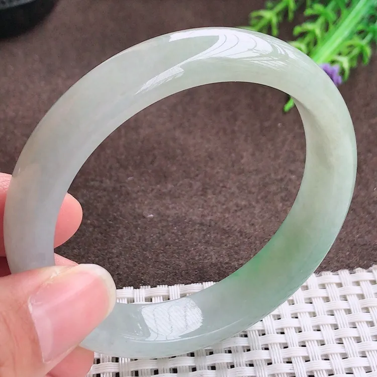 自然光，58.6圈口，老坑冰润水灵冰晴绿手镯，翡翠玉镯，玉质细腻，冰莹起胶，色泽鲜美，清秀灵气，优雅气质，尺寸58.6/13.1/7.7