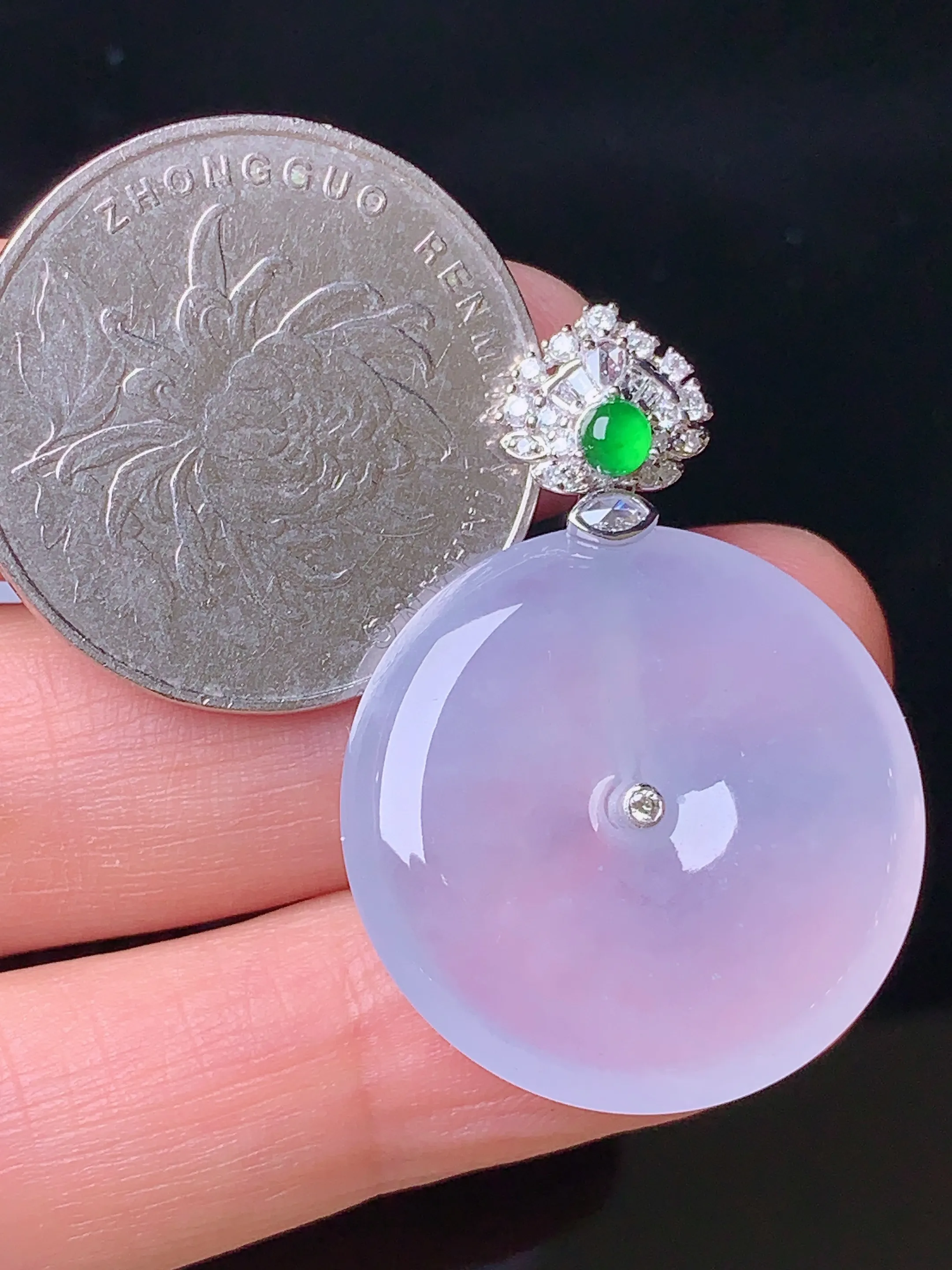 18k金钻镶嵌冰种平安扣吊坠 玉质细腻 色泽清新艳丽 整体尺寸34*24.7*4.8