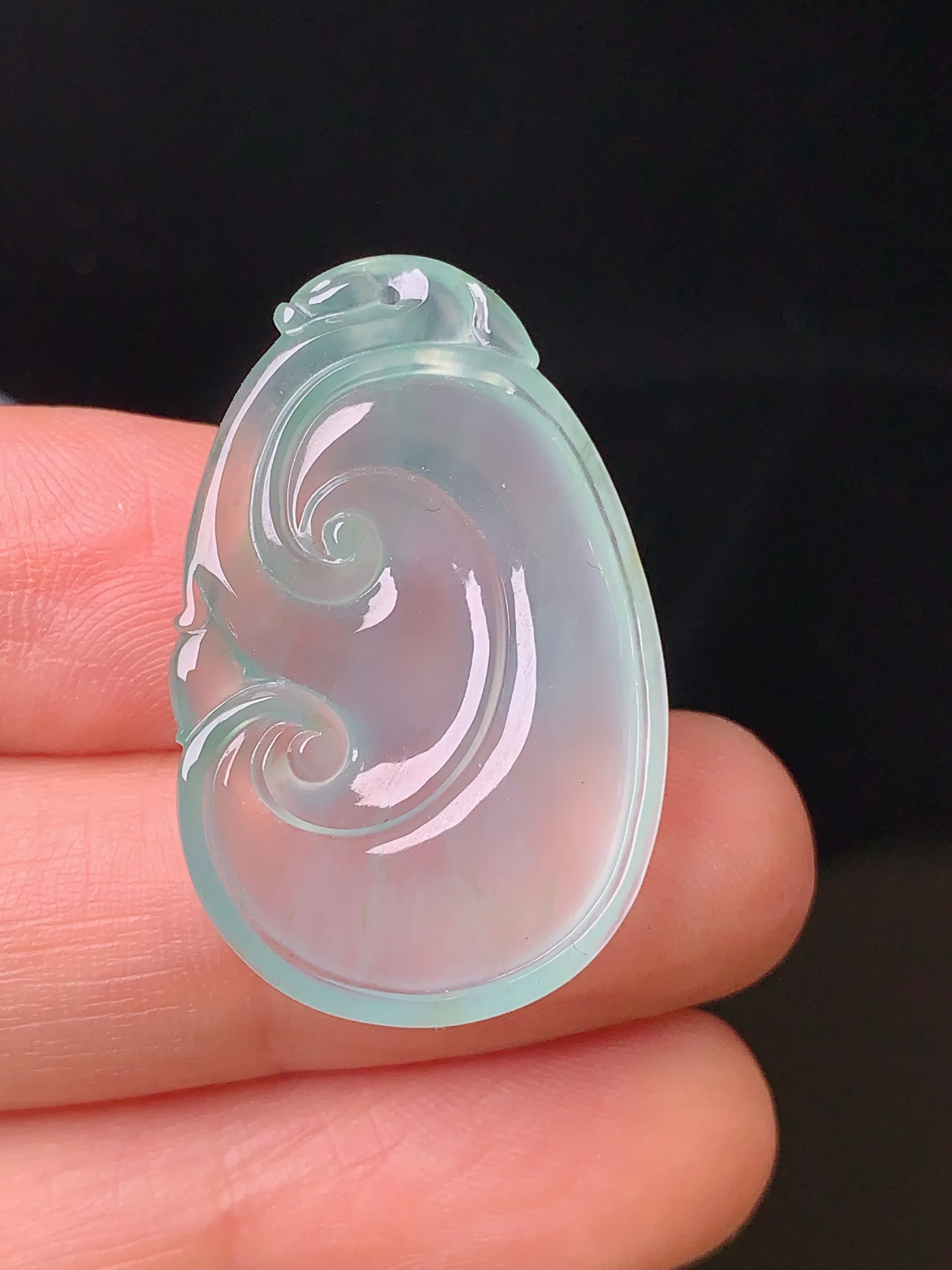 冰种如意吊坠 玉质细腻 色泽清新艳丽 整体尺寸30.6*19.6*5.6