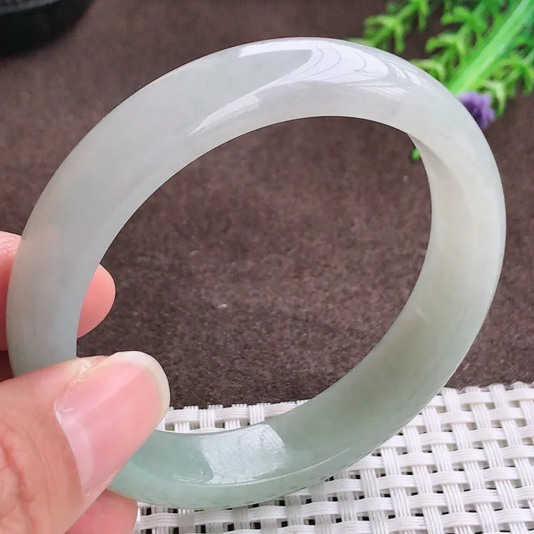 自然光，58.6圈口，老坑冰润水灵冰晴绿手镯，翡翠玉镯，玉质细腻，冰莹起胶，色泽鲜美，清秀灵气，优雅气质，尺寸58.6/13.1/7.7