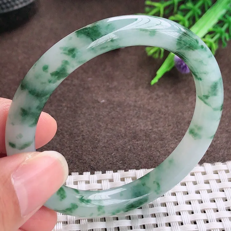 自然光，52.5圈口，老坑冰胶果冻飘花圆条手镯，翡翠玉镯，玉质细腻，冰莹起胶，色泽鲜美，清秀灵气，优雅气质，尺寸52.5/9/8.2