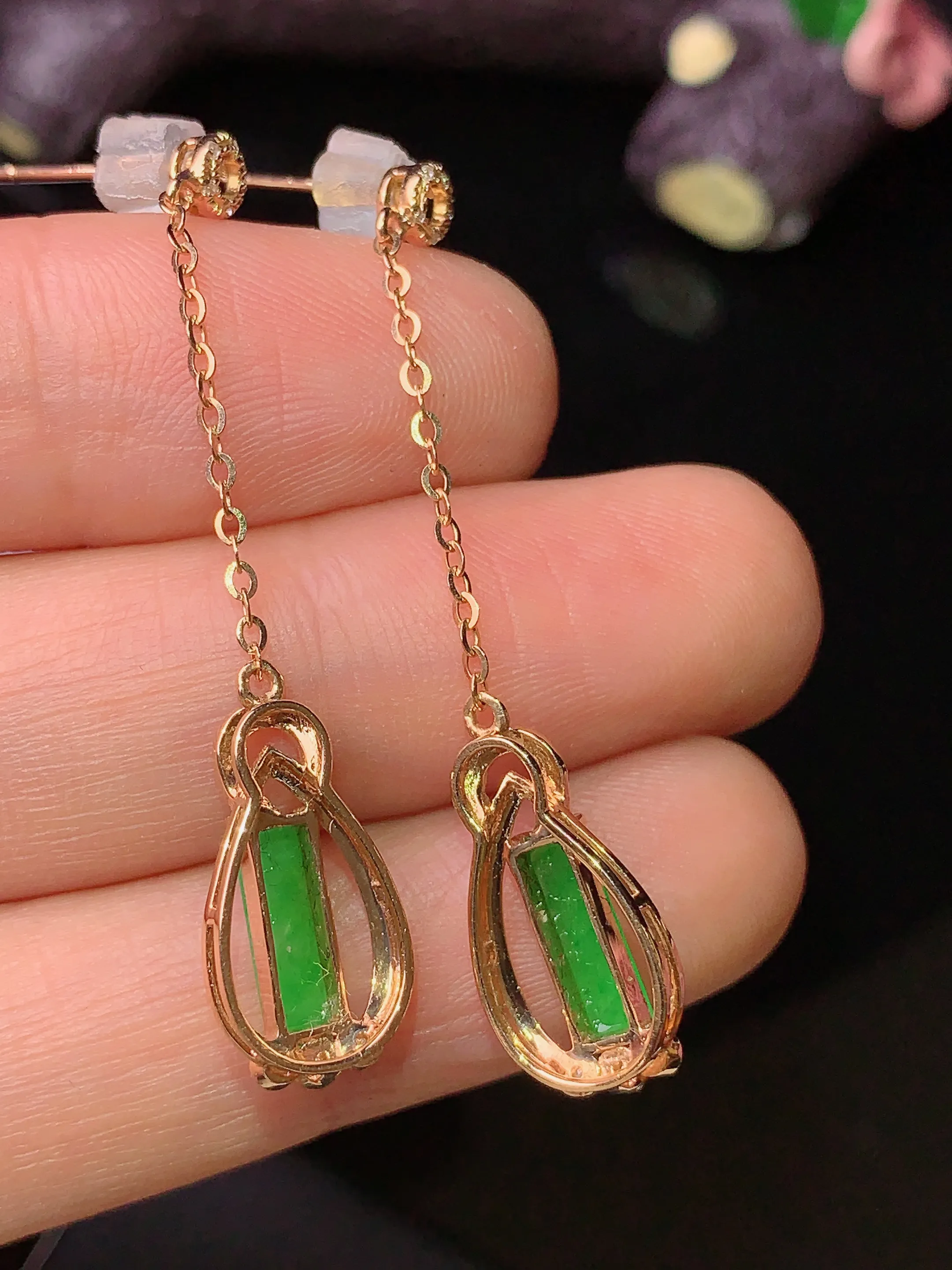 18k金镶嵌翠绿玉柱耳坠 玉质细腻 色泽清新艳丽 整体尺寸43.3*8.7*4