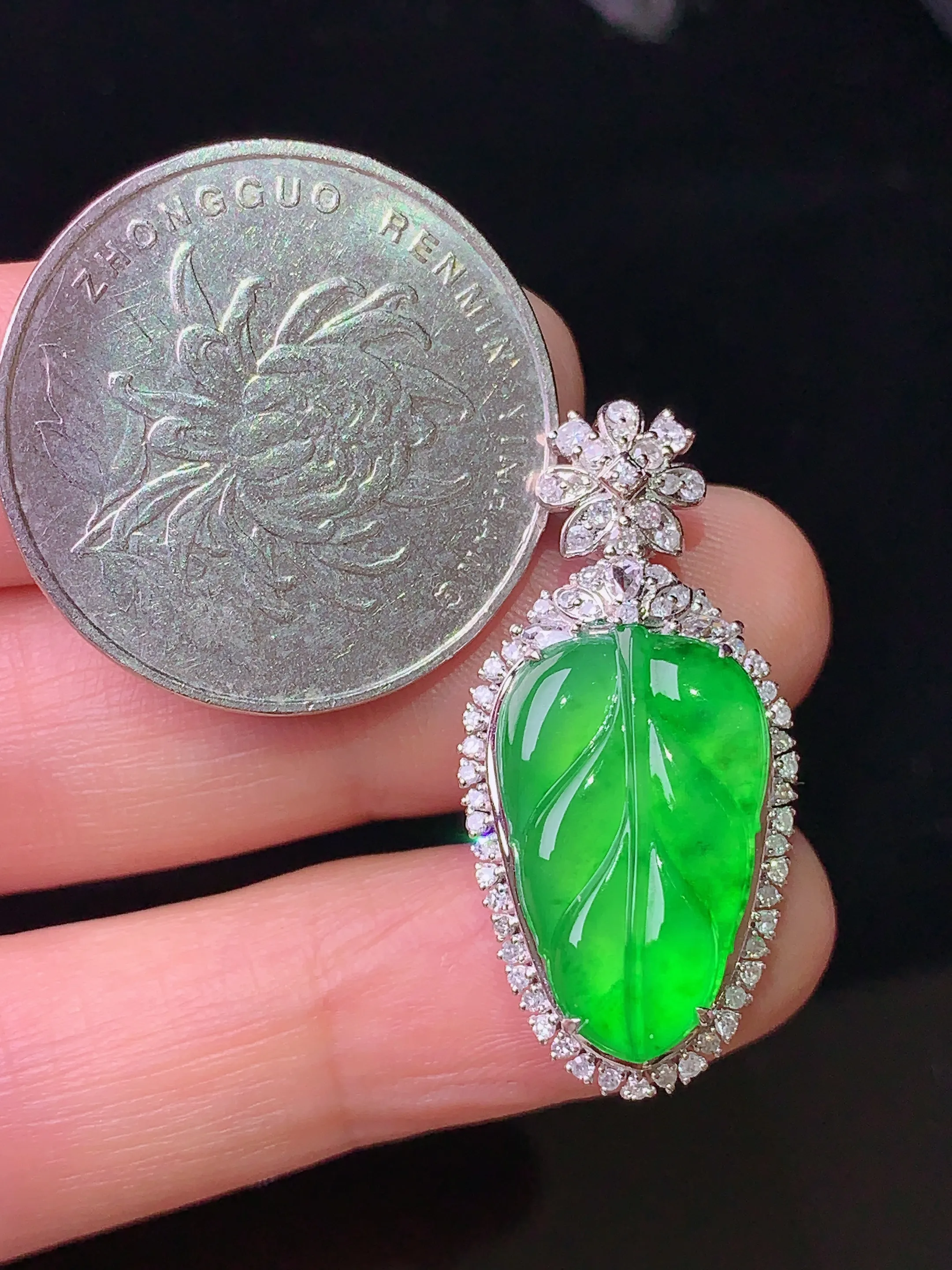 18k金钻镶嵌满绿树叶吊坠 玉质细腻 色泽清新艳丽 整体尺寸30.5*15*7.3