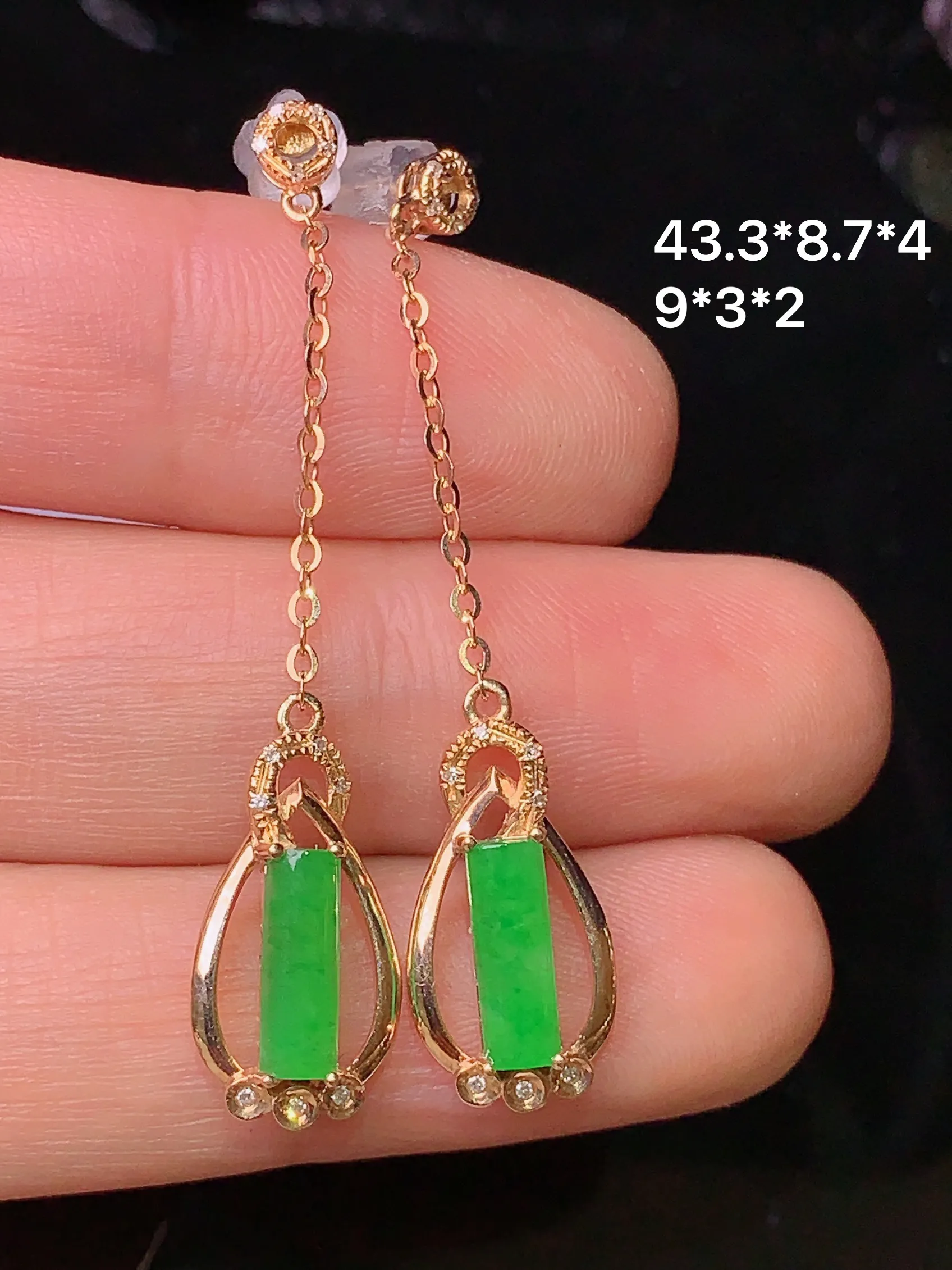 18k金镶嵌翠绿玉柱耳坠 玉质细腻 色泽清新艳丽 整体尺寸43.3*8.7*4