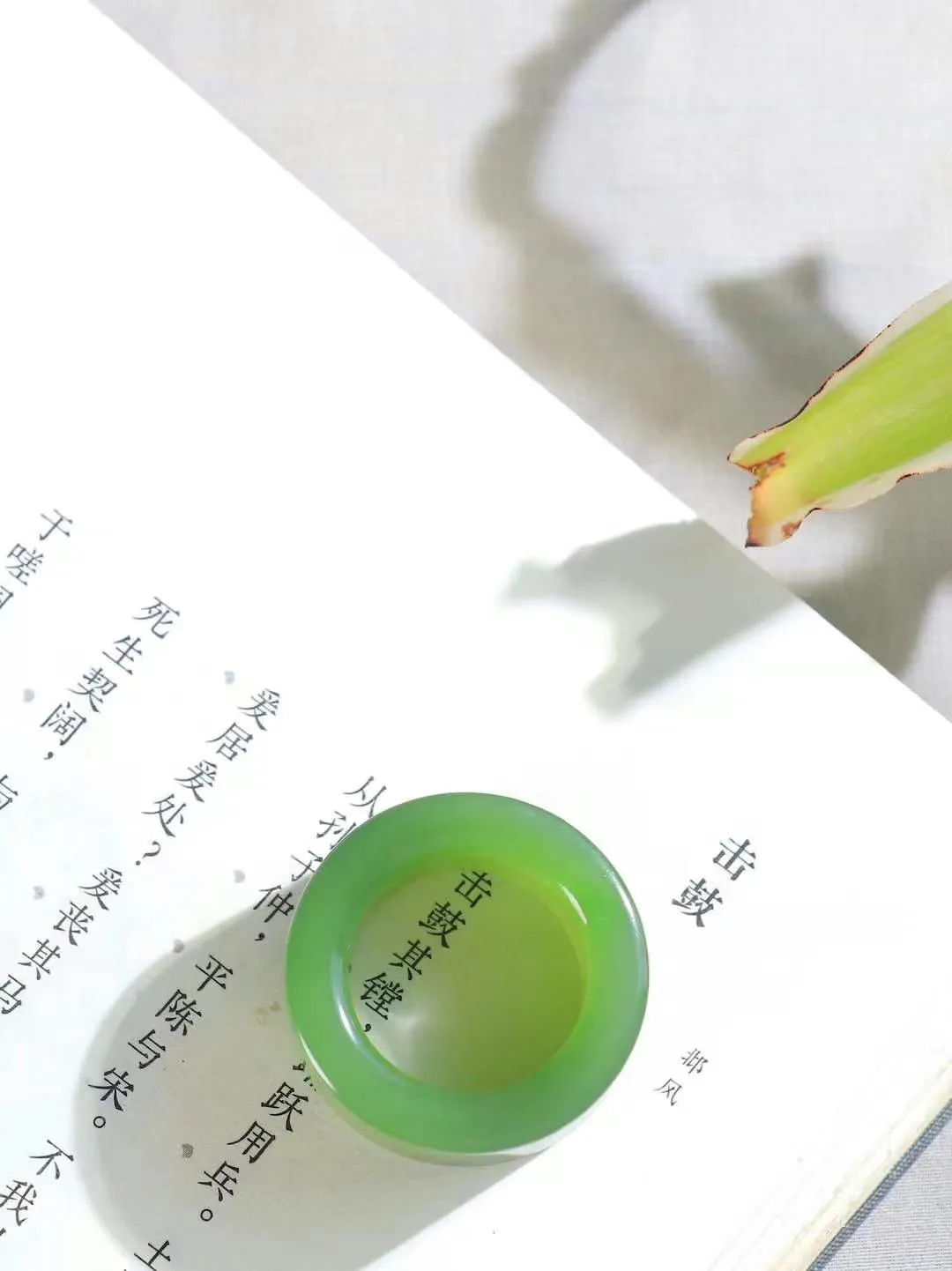 （古韵.扳指）

精品和田玉碧玉扳指，玉质温润，油润感十足， 整器古韵生辉。优雅高贵。运筹帷幄于掌中，决胜于千里之外。
重15.6克   圈口19.8mm  尺寸12.5-5.6mm 63401854A