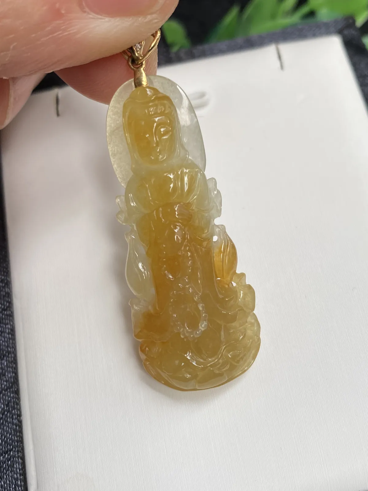 推荐【冰黄观音】满色冰黄，水润，冰透，品相佳，背面佛光处有一条纹，石头长42，超值～～