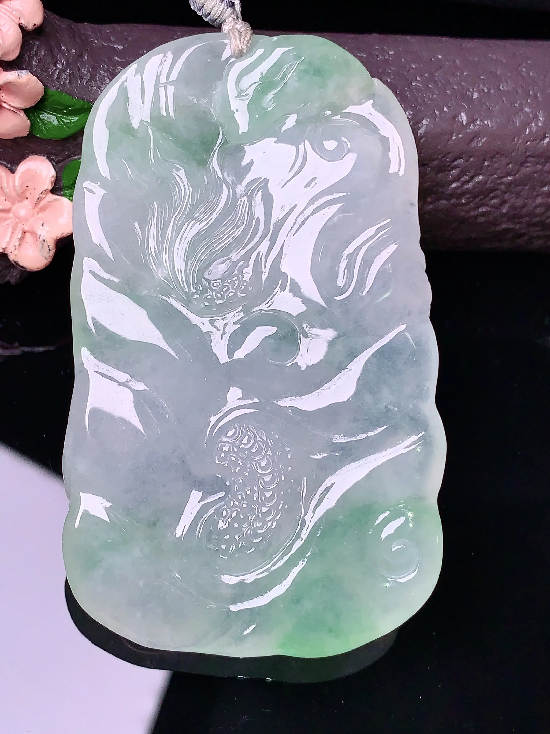 飘绿龙牌吊坠 玉质细腻 色泽清新艳丽 整体尺寸67*41*9