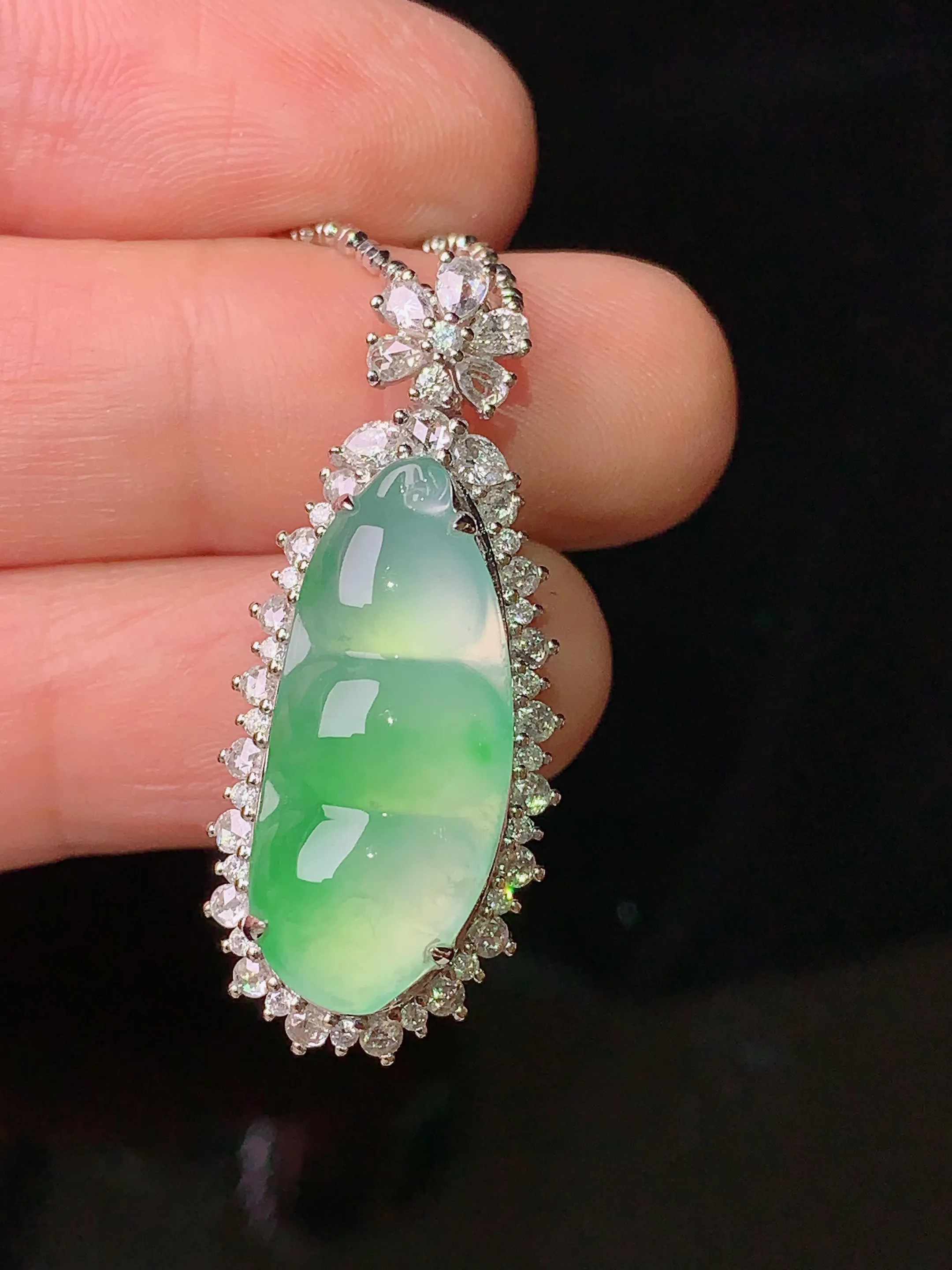 18k金钻镶嵌翠绿四季豆吊坠 玉质细腻 色泽清新艳丽 整体尺寸32.5*13.8*10