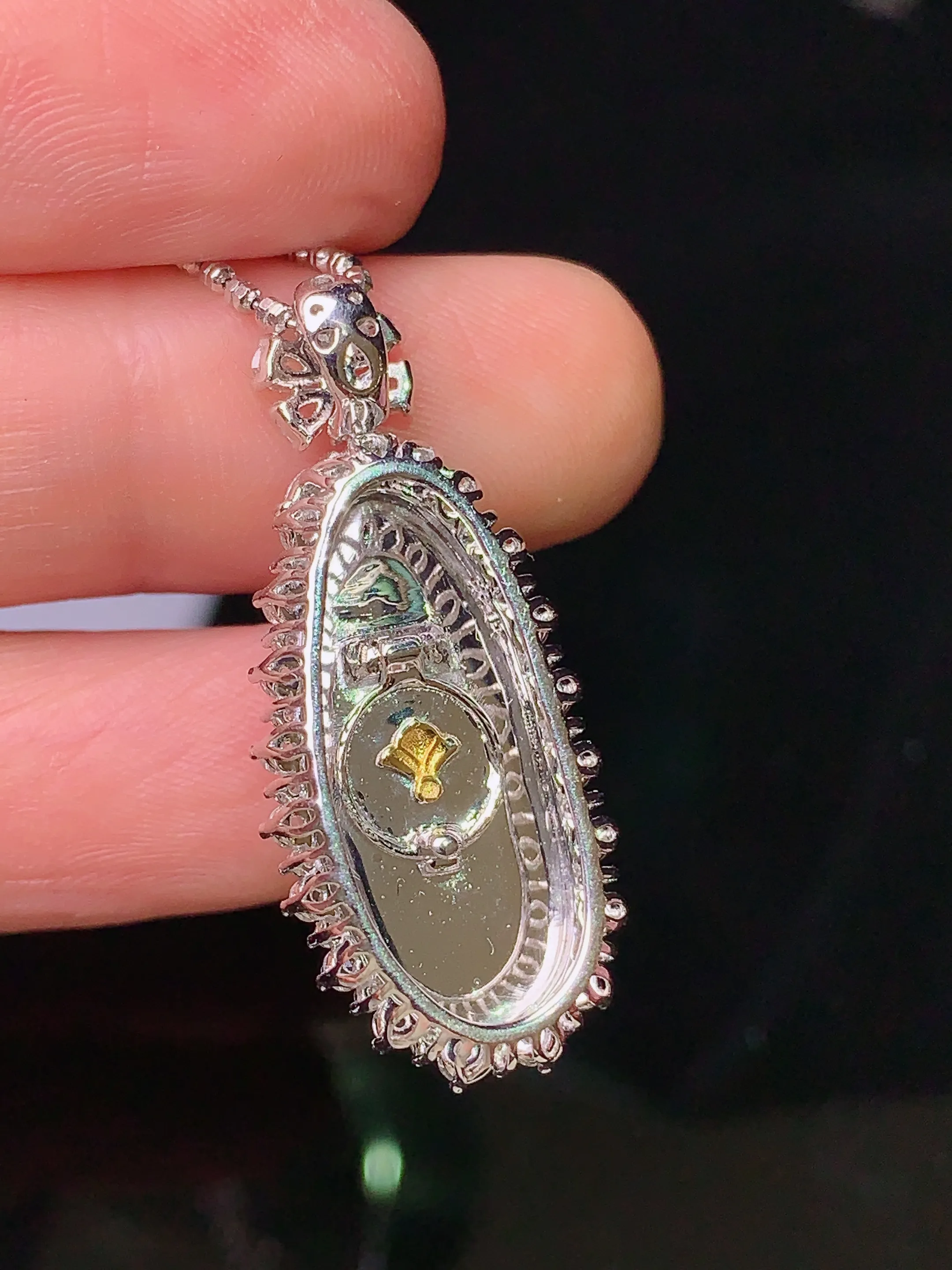 18k金钻镶嵌翠绿四季豆吊坠 玉质细腻 色泽清新艳丽 整体尺寸32.5*13.8*10