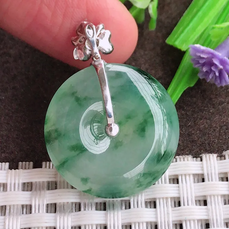 自然光，老坑18k金镶嵌冰胶果冻飘花平安扣吊坠，玉质细腻，冰莹起胶，色泽鲜美，清秀灵气，优雅气质，尺寸22.4/5.3