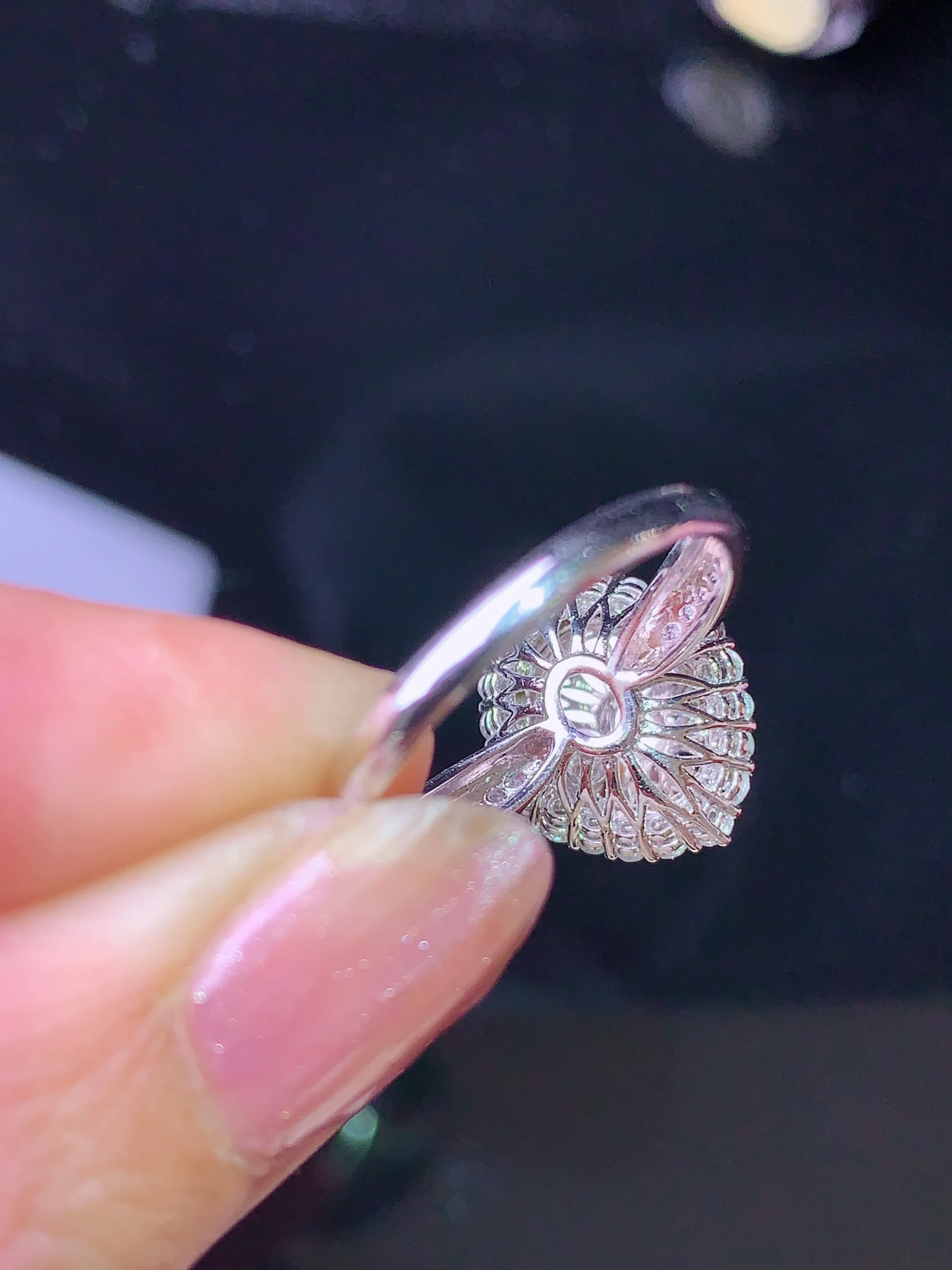 18k金钻镶嵌翠绿貔貅戒指 玉质细腻 色泽清新艳丽 圈口14.5 整体尺寸14.6*12.8*9.8