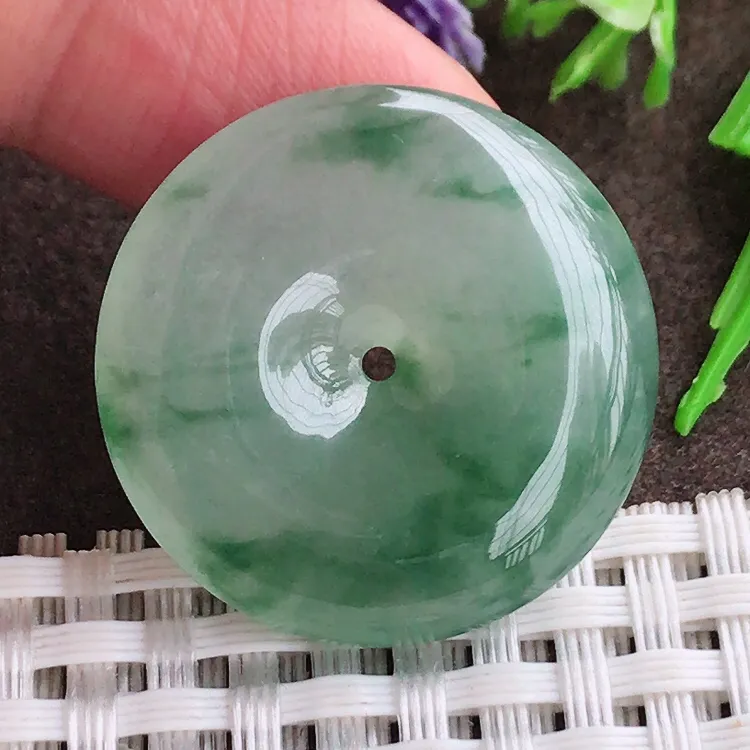 自然光，老坑冰胶果冻飘花平安扣吊坠，玉质细腻，冰莹起胶，色泽鲜美，清秀灵气，优雅气质，尺寸28.5/6.1