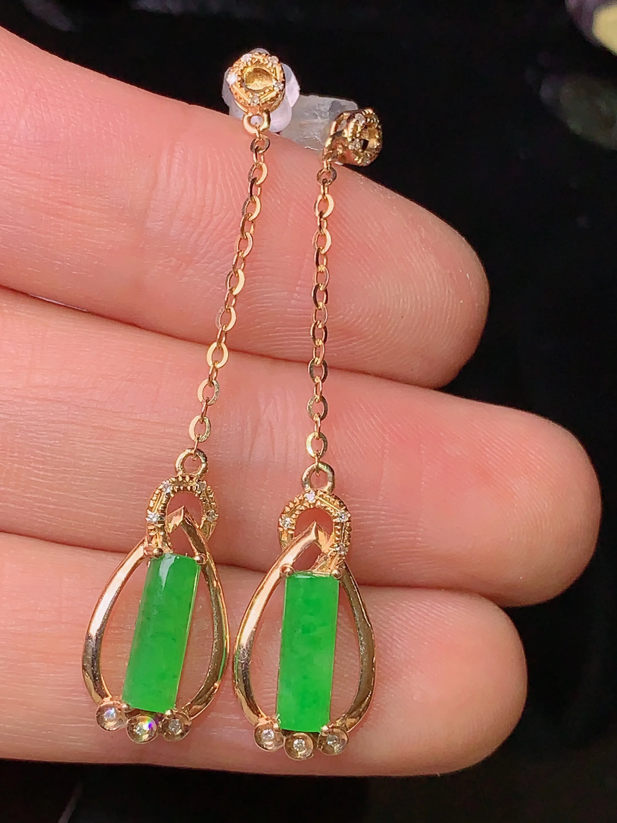 18k金镶嵌翠绿玉柱耳坠 玉质细腻 色泽清新艳丽 整体尺寸43.3*8.7*4