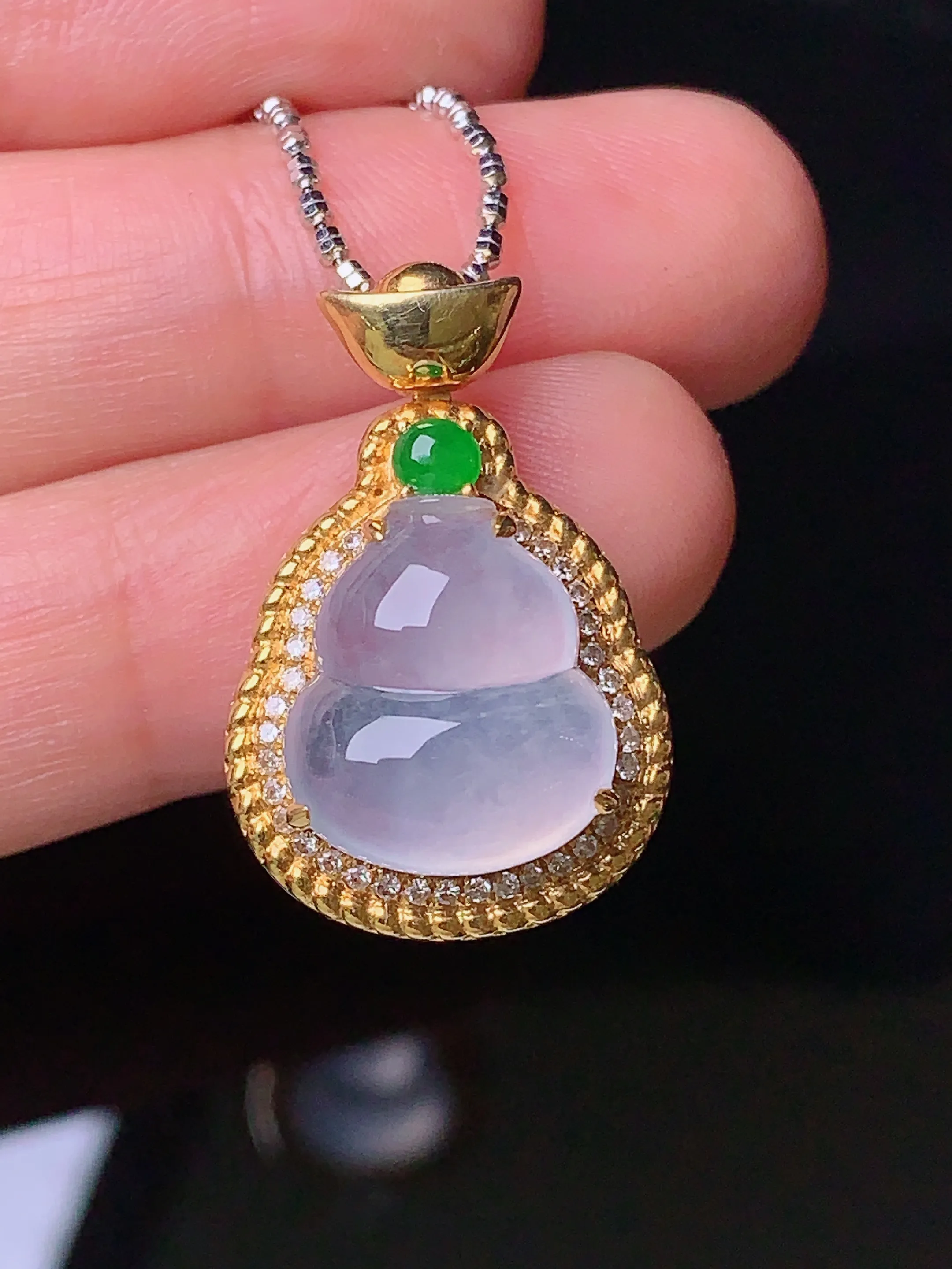 18k金钻镶嵌冰种葫芦吊坠 玉质细腻 色泽清新艳丽 整体尺寸24.7*16.2*9.7