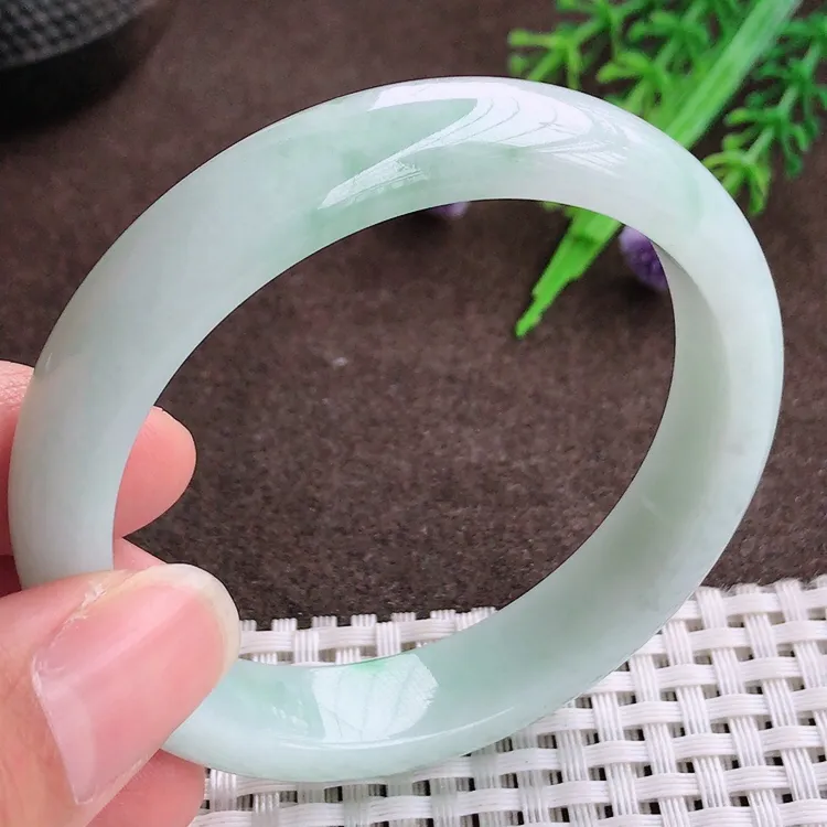 自然光，54圈口，老坑秀气温润飘绿宽边手镯，翡翠玉镯，玉质细腻，冰莹起胶，色泽鲜美，清秀灵气，优雅气质，尺寸54/12/7.2