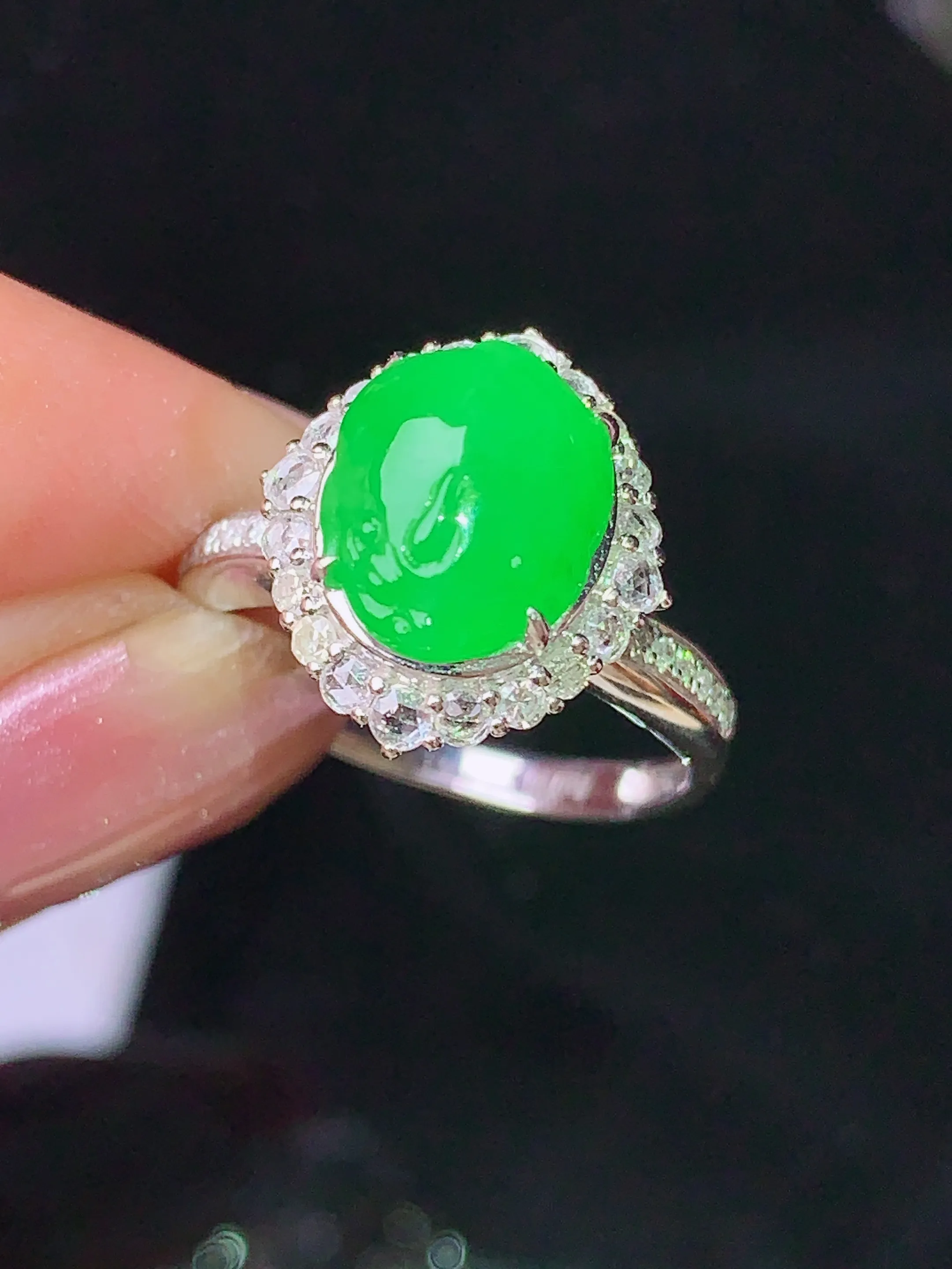 18k金钻镶嵌翠绿貔貅戒指 玉质细腻 色泽清新艳丽 圈口14.5 整体尺寸14.6*12.8*9.8