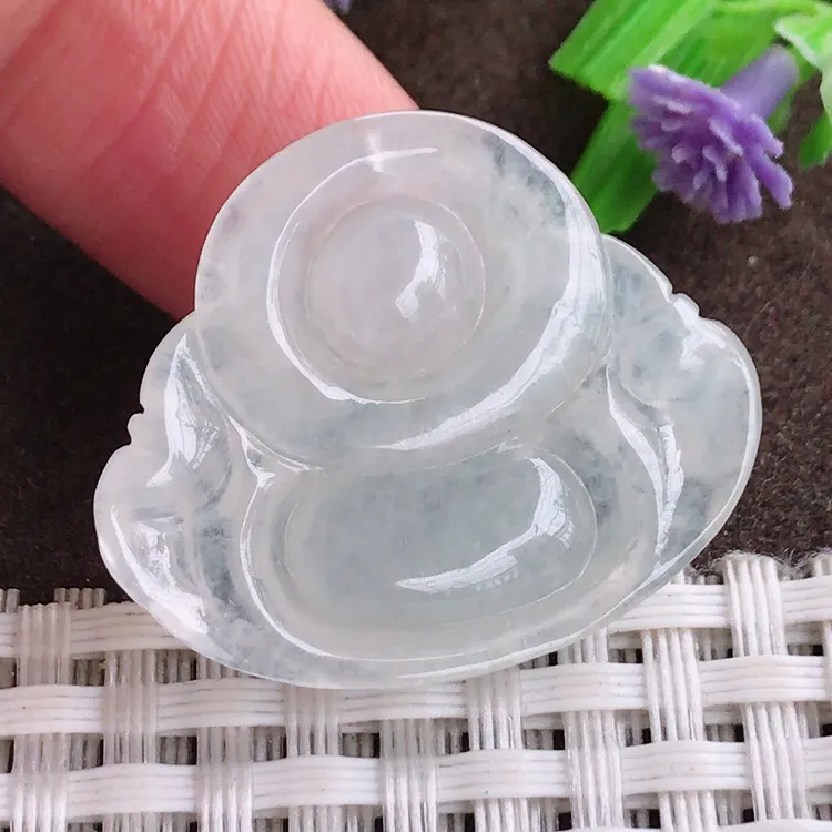 自然光，老坑清秀冰透佛公吊坠，玉质细腻，冰莹起胶，色泽鲜美，清秀灵气，优雅气质，尺寸25.3/30.6/7.4