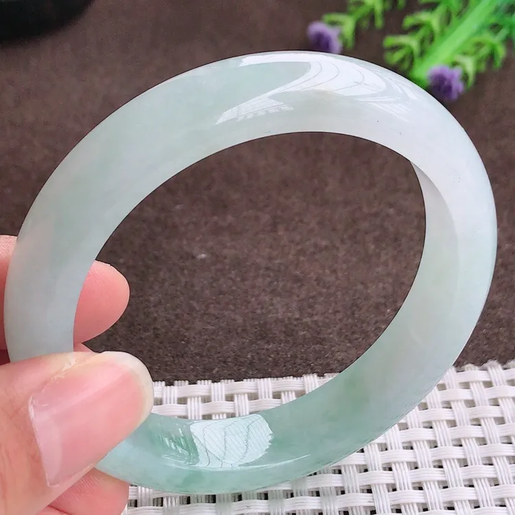 自然光，56.5圈口，老坑冰润果冻料飘花手镯，翡翠玉镯，玉质细腻，冰莹起胶，色泽鲜美，清秀灵气，优雅气质，尺寸56.5/12.5/8.3