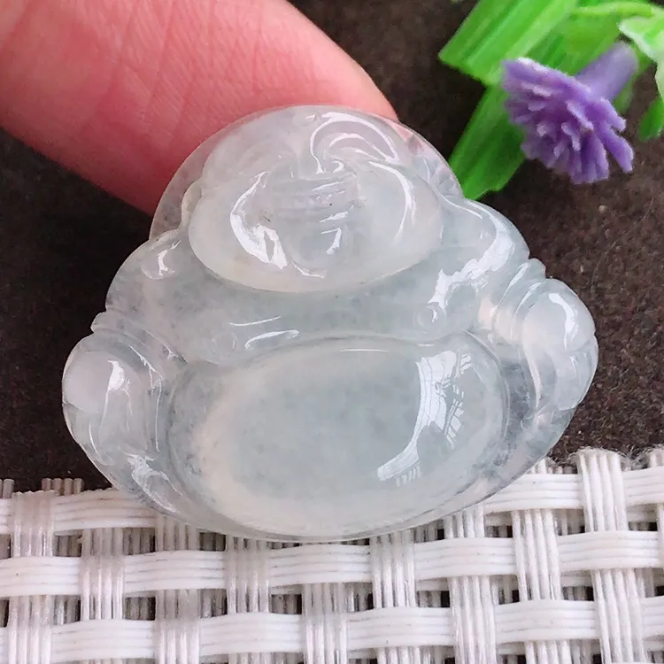 自然光，老坑清秀冰透佛公吊坠，玉质细腻，冰莹起胶，色泽鲜美，清秀灵气，优雅气质，尺寸25.3/30.6/7.4