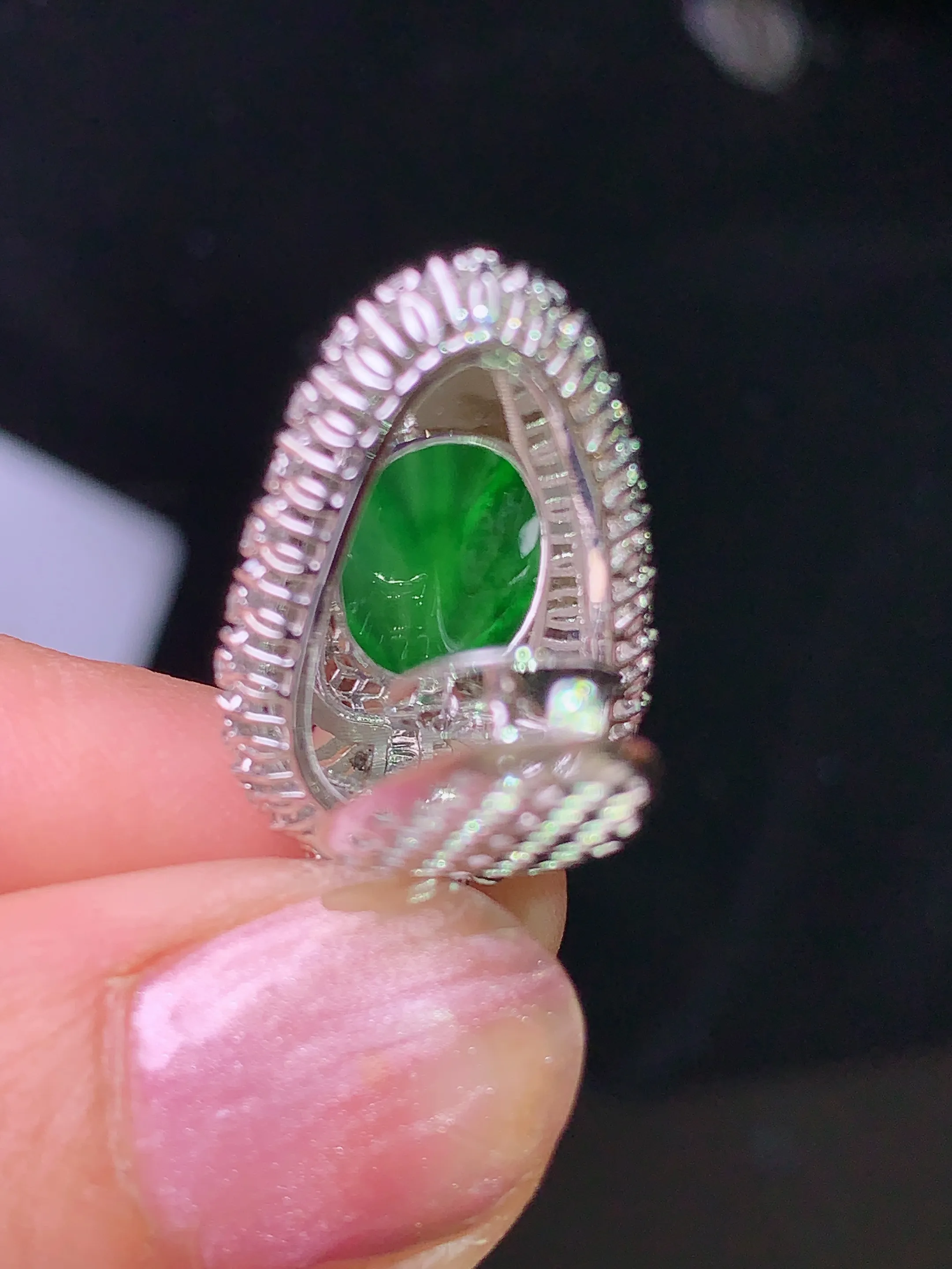 18k金钻镶嵌满绿树叶吊坠 玉质细腻 色泽清新艳丽 整体尺寸30.5*15*7.3