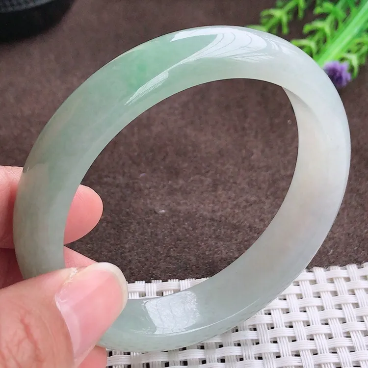 自然光，58.6圈口，老坑冰润水灵冰晴绿手镯，翡翠玉镯，玉质细腻，冰莹起胶，色泽鲜美，清秀灵气，优雅气质，尺寸58.6/13.1/7.7