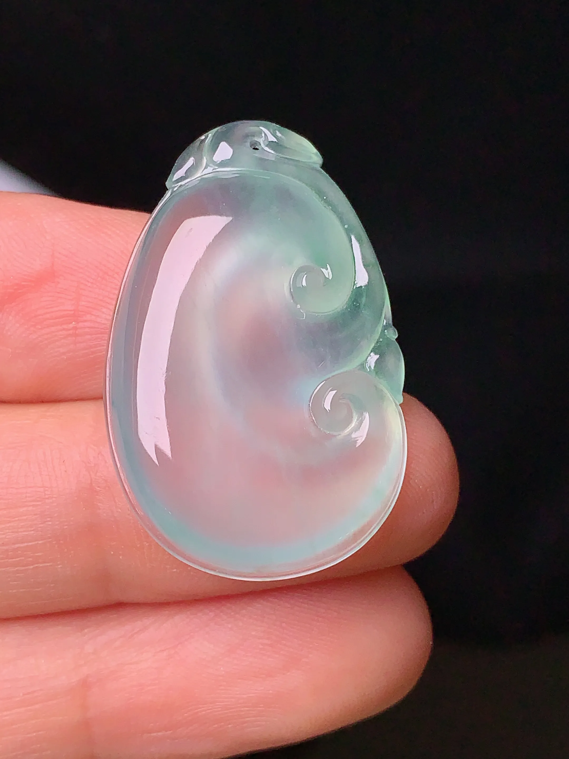 冰种如意吊坠 玉质细腻 色泽清新艳丽 整体尺寸30.6*19.6*5.6